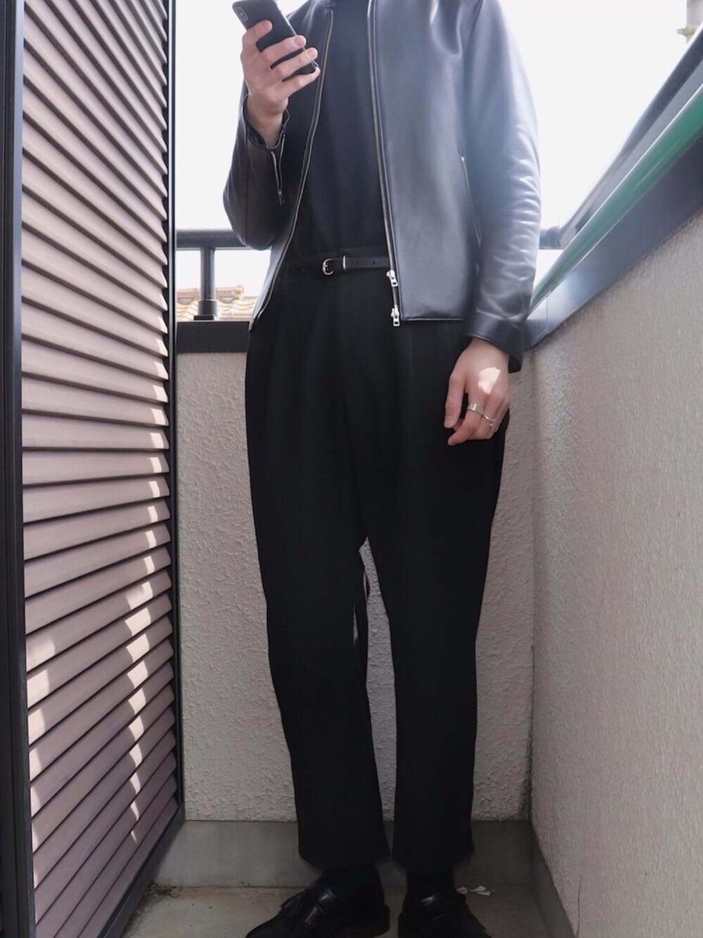 「シンプルコーデ、おしゃれさんと繋がりたい、ブラック、ブラックコーデ、春、春コーデ、ライダース、ワイドパンツ、ローファー、モード」｜「LIDNMのLIDnM/リドム/ラムレザーシングルライダース（ライダースジャケット、ブラック系）」を使った、porinさん（メンズ・185cm）の春コーディネートの1枚目の写真