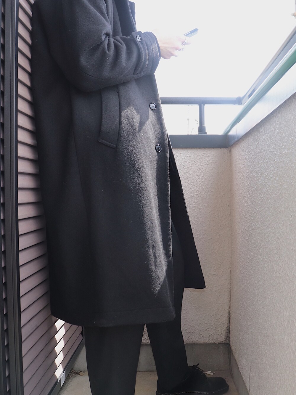 「きれいめカジュアル、春コーデ、モード、ビッグシルエット、春アウター、ブラック、今日のコーデ、HARE、LIDnM、Dr.Martens」｜「HAREのオーバーステンカラーコート(HARE)（ステンカラーコート、ブラック系）」を使った、porinさん（メンズ・185cm）の春コーディネートの1枚目の写真