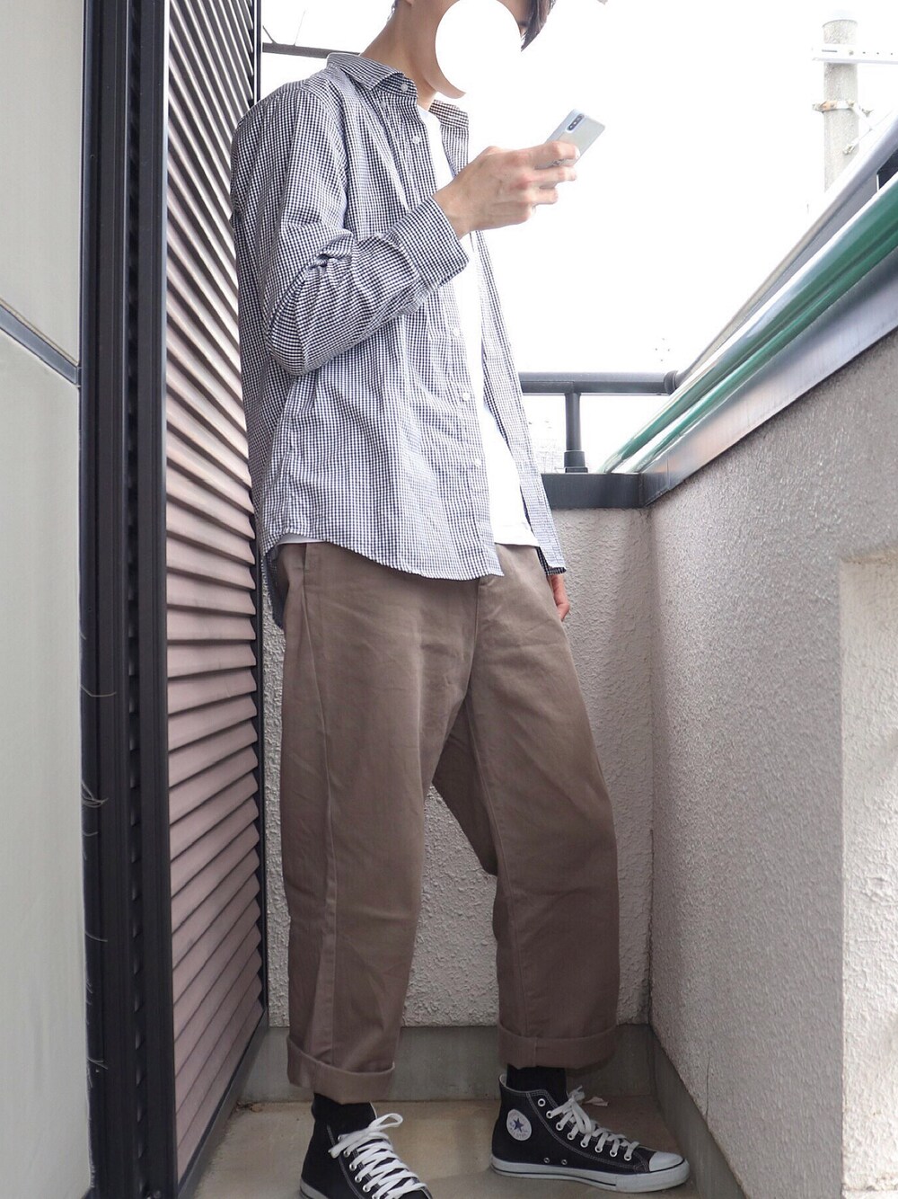 「シンプルコーデ、春コーデ、カジュアル、ワイドパンツ、白Tシャツ、チェックシャツ、ユニクロ、EMMA  CLOTHES、converse、おしゃれさんと繋がりたい」｜「UNIQLOのWOMEN エクストラファインコットンブロードチェックシャツ（長袖）A＋E（シャツ/ブラウス、ブラック系）」を使った、porinさん（メンズ・185cm）の春コーディネートの1枚目の写真