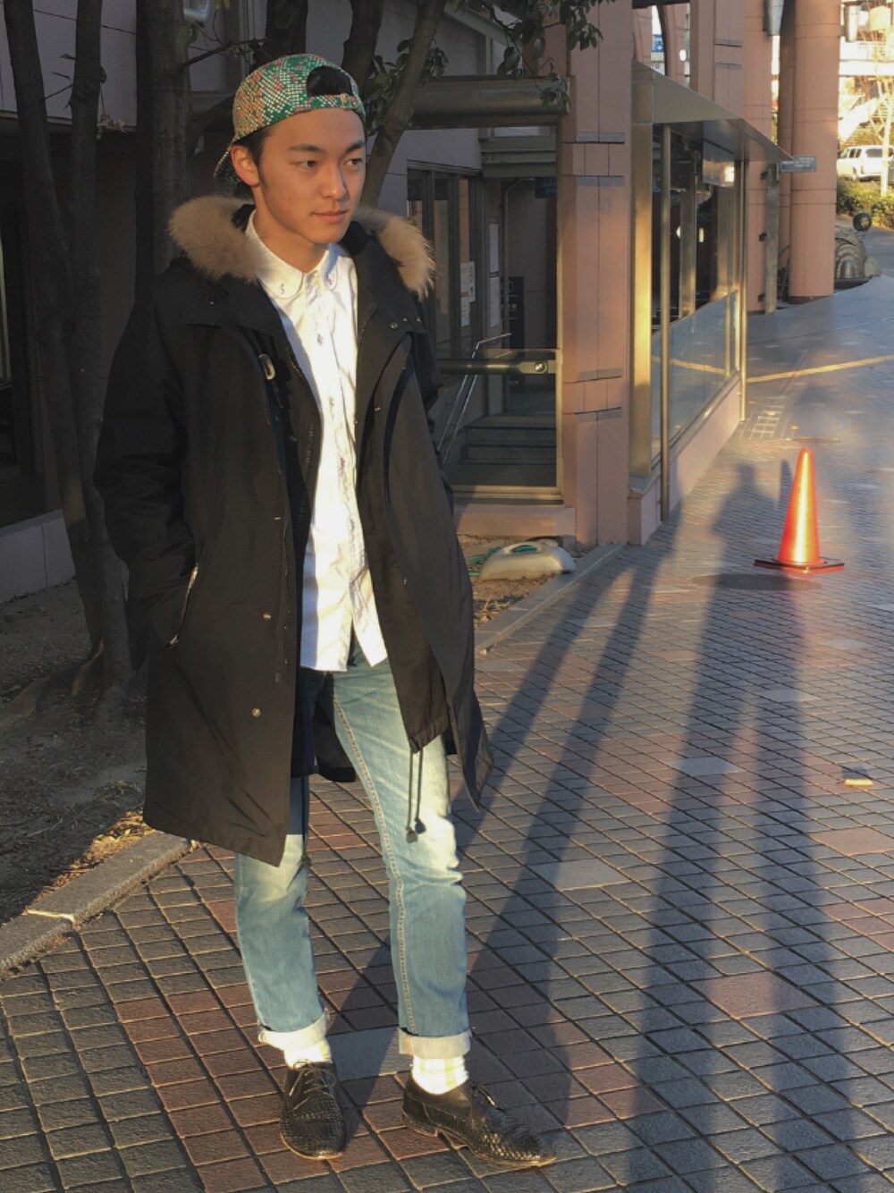 「白シャツ、デニム、白シャツ×デニム、キャップ後ろかぶり、春コーデ」｜「R.NEWBOLDのMULTI DOT PRINT JET CAP/145421（キャップ、グリーン系）」を使った、しぶきさん（メンズ・170cm）の冬コーディネートの1枚目の写真