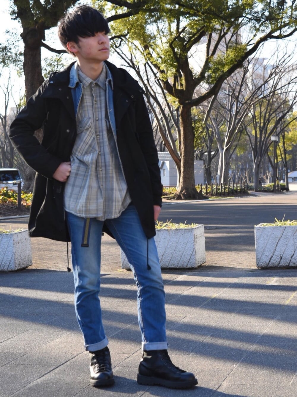 「春コーデ、ブーツ、ヴィンテージ、カバーオール、デニムオンデニム、大学生、一眼レフ」｜「no brandの50's cover all（カバーオール、ブルー系）」を使った、しぶきさん（メンズ・170cm）の冬コーディネートの1枚目の写真