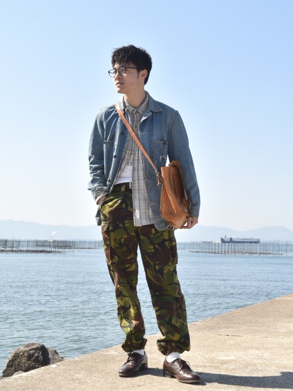 「春、古着、襤褸、めがね、大学生」｜「no brandのOPERATION IVY（Tシャツ/カットソー、ホワイト系）」を使った、しぶきさん（メンズ・171cm）の春コーディネートの1枚目の写真