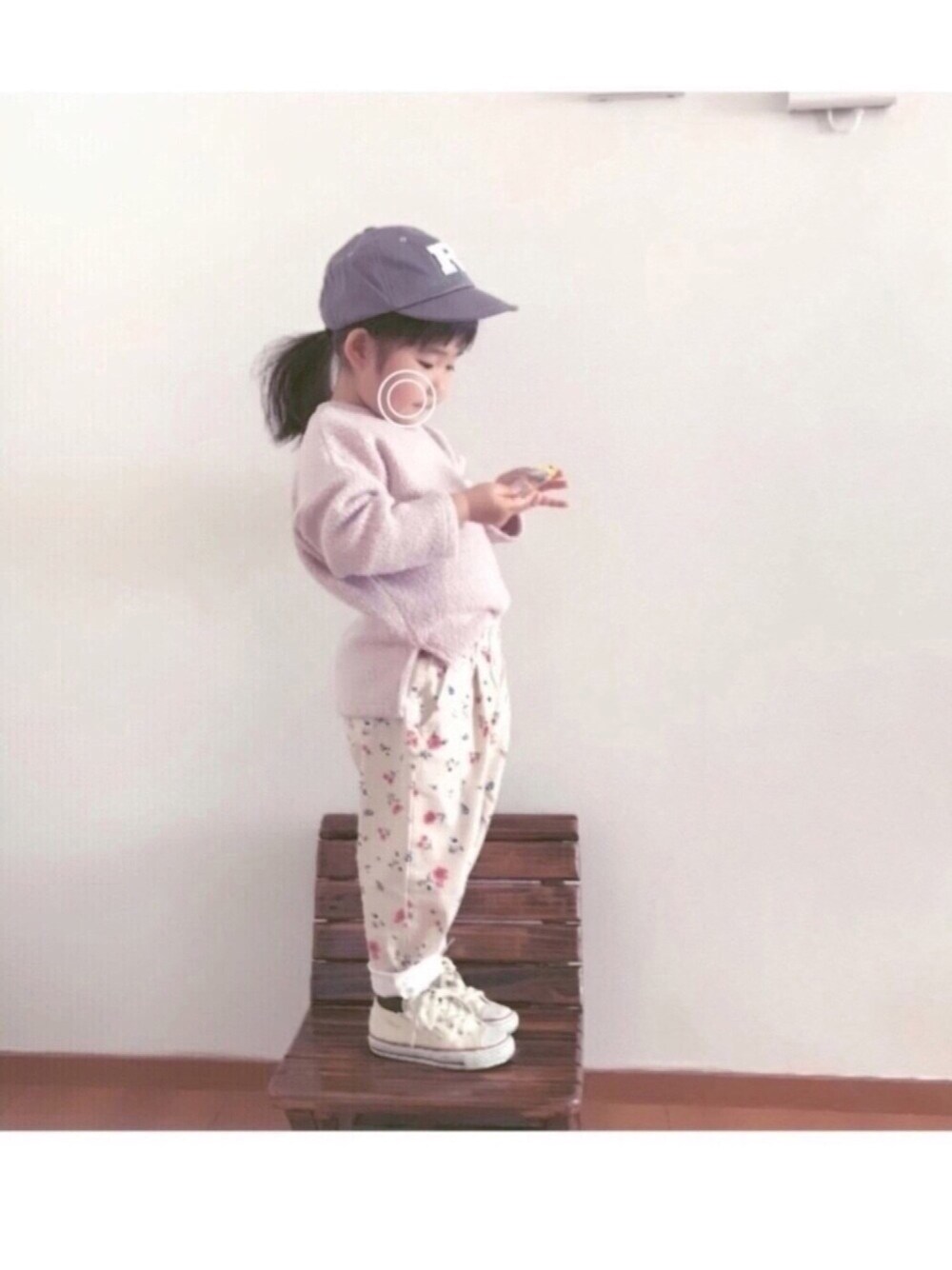 ピンク系のニット/セーター、ベージュ系のその他パンツ、ホワイト系のスニーカーを着用したキッズの冬コーディネートの1枚目の写真