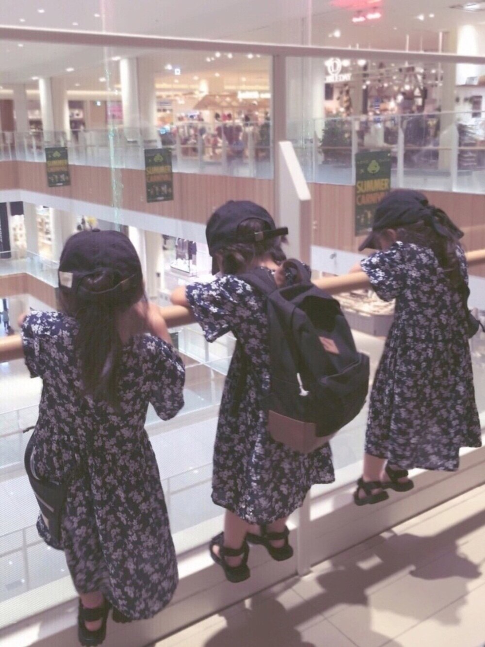 ブルー系のワンピース、その他のその他、その他のその他を着用したキッズの秋コーディネートの1枚目の写真