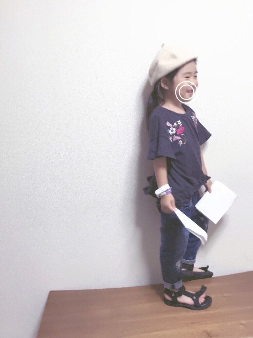 ブルー系のデニムパンツ、ブラック系のサンダル、その他のデニムスカートを着用したキッズの秋コーディネートの1枚目の写真