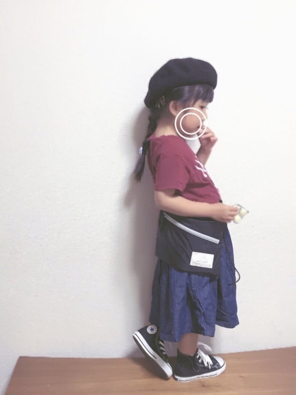 レッド系のTシャツ/カットソー、ブルー系のデニムスカート、ブラック系のショルダーバッグを着用したキッズの秋コーディネートの1枚目の写真