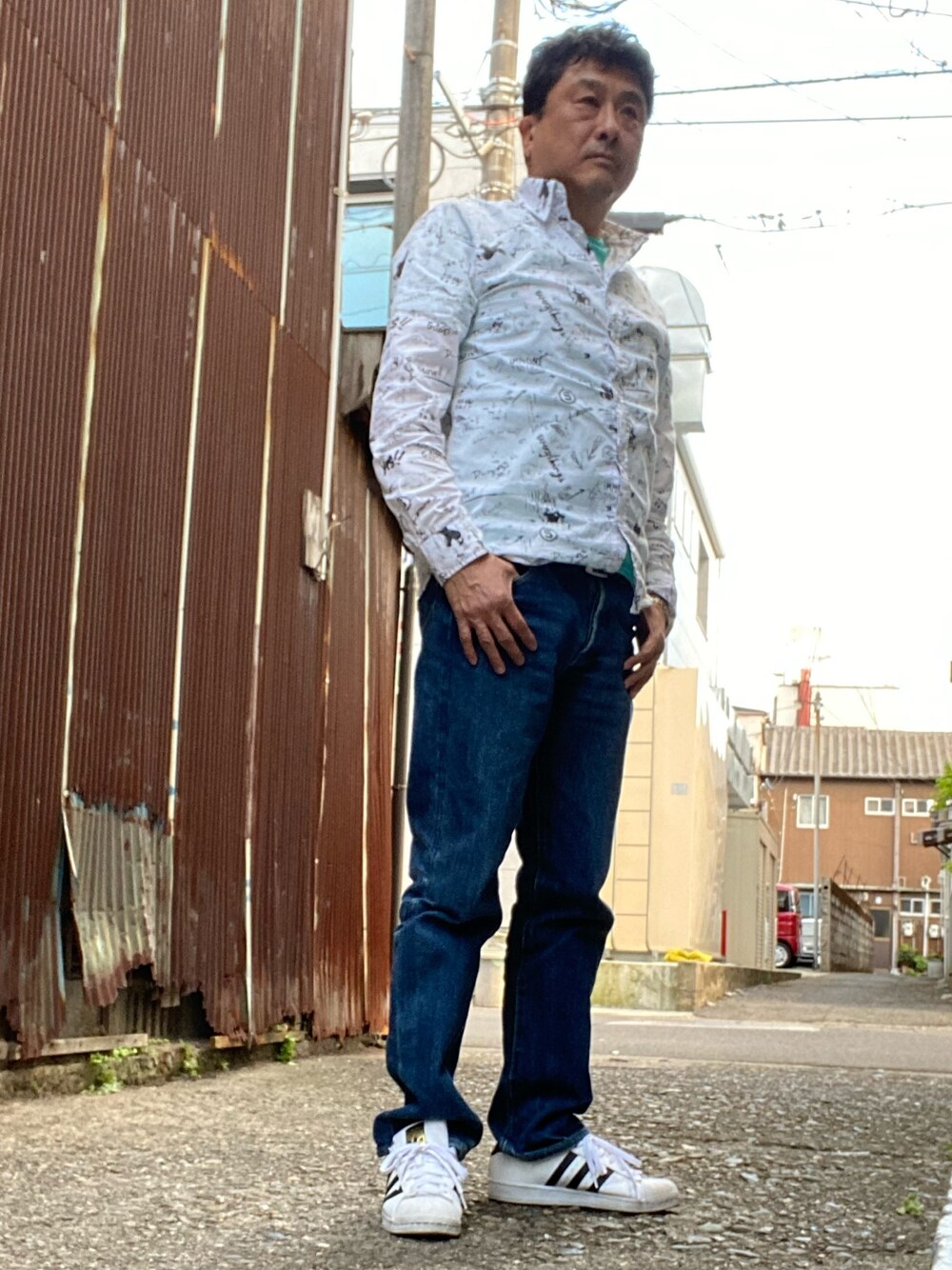 「Desigualのアイテム（シャツ/ブラウス、ホワイト系）」を使った、Shinji Tsuruさん（メンズ・173cm）の春コーディネートの1枚目の写真