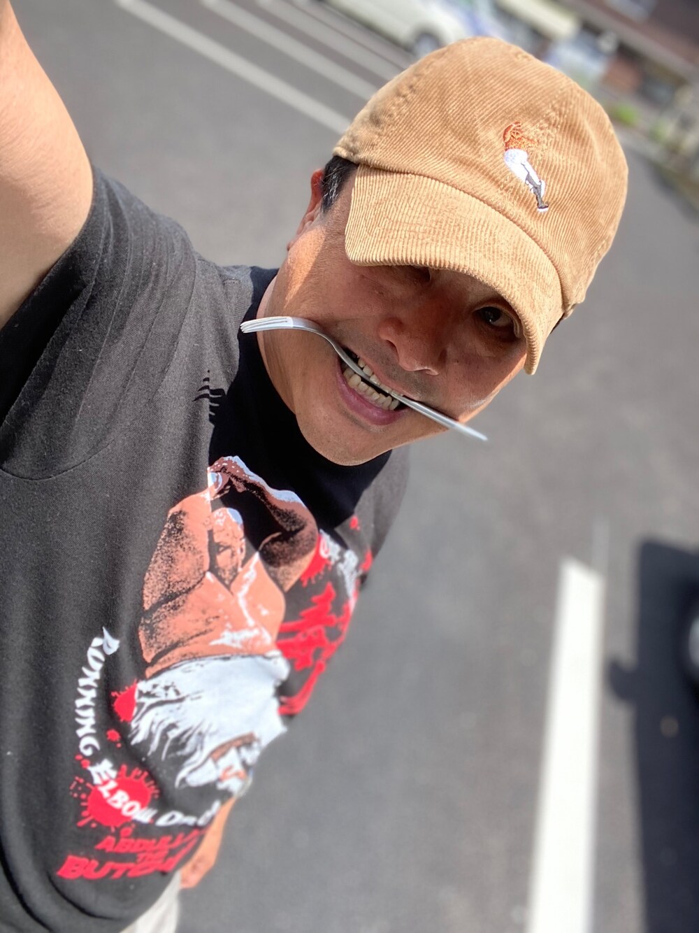 「アブドラザ・ブッチャー、Haoming、こんな時だからこそプロレスT着ようぜ」｜「Haomingのアイテム（キャップ、ブラウン系）」を使った、Shinji Tsuruさん（メンズ・173cm）の夏コーディネートの1枚目の写真