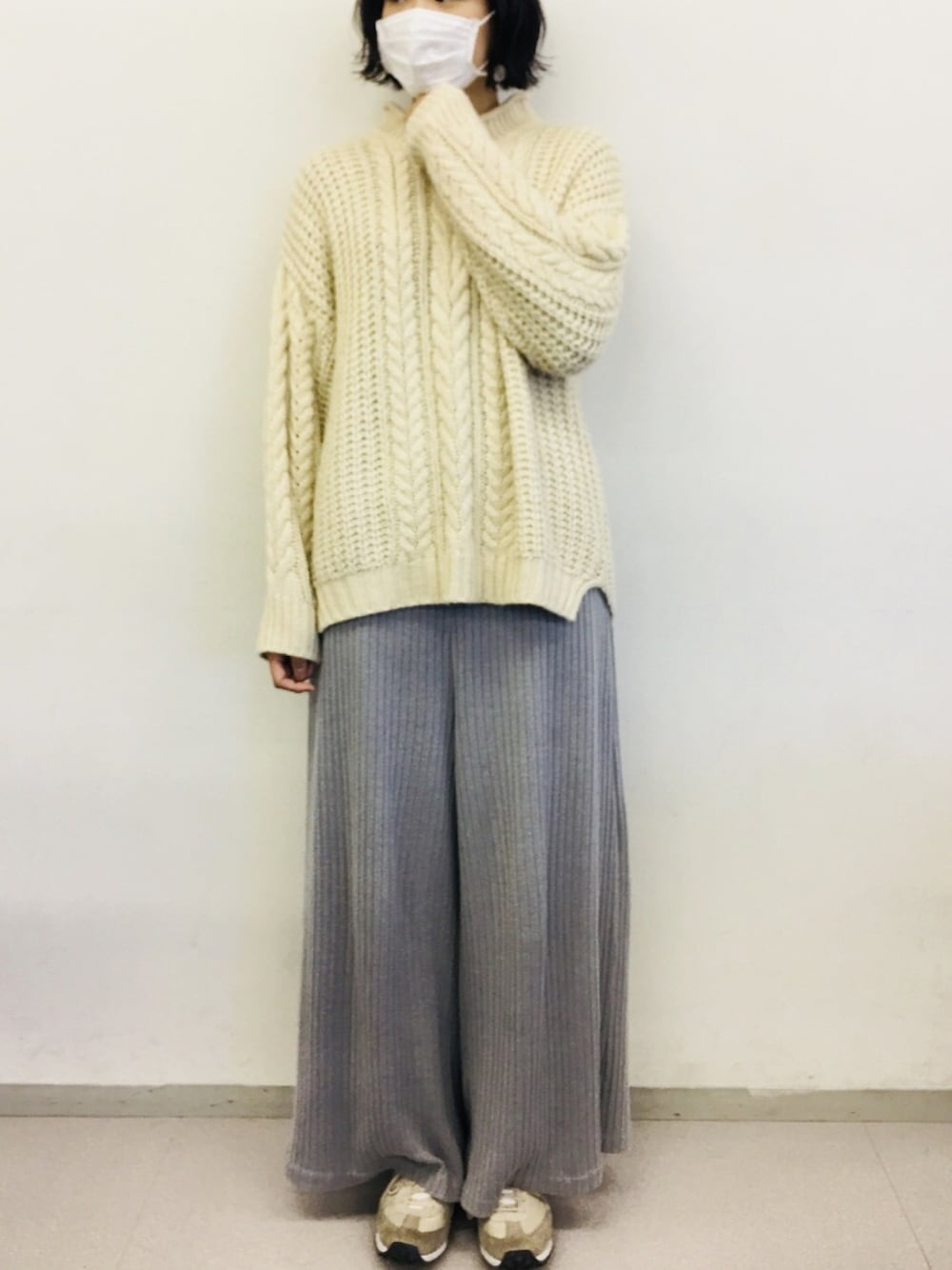 「カジュアル、ニットパンツ、KBF、しまむら、スニーカー、リブパンツ」｜「KBFのKBF リブイージーパンツ（その他パンツ、グレー系）」を使った、somaさん（レディース・167cm）の冬コーディネートの1枚目の写真