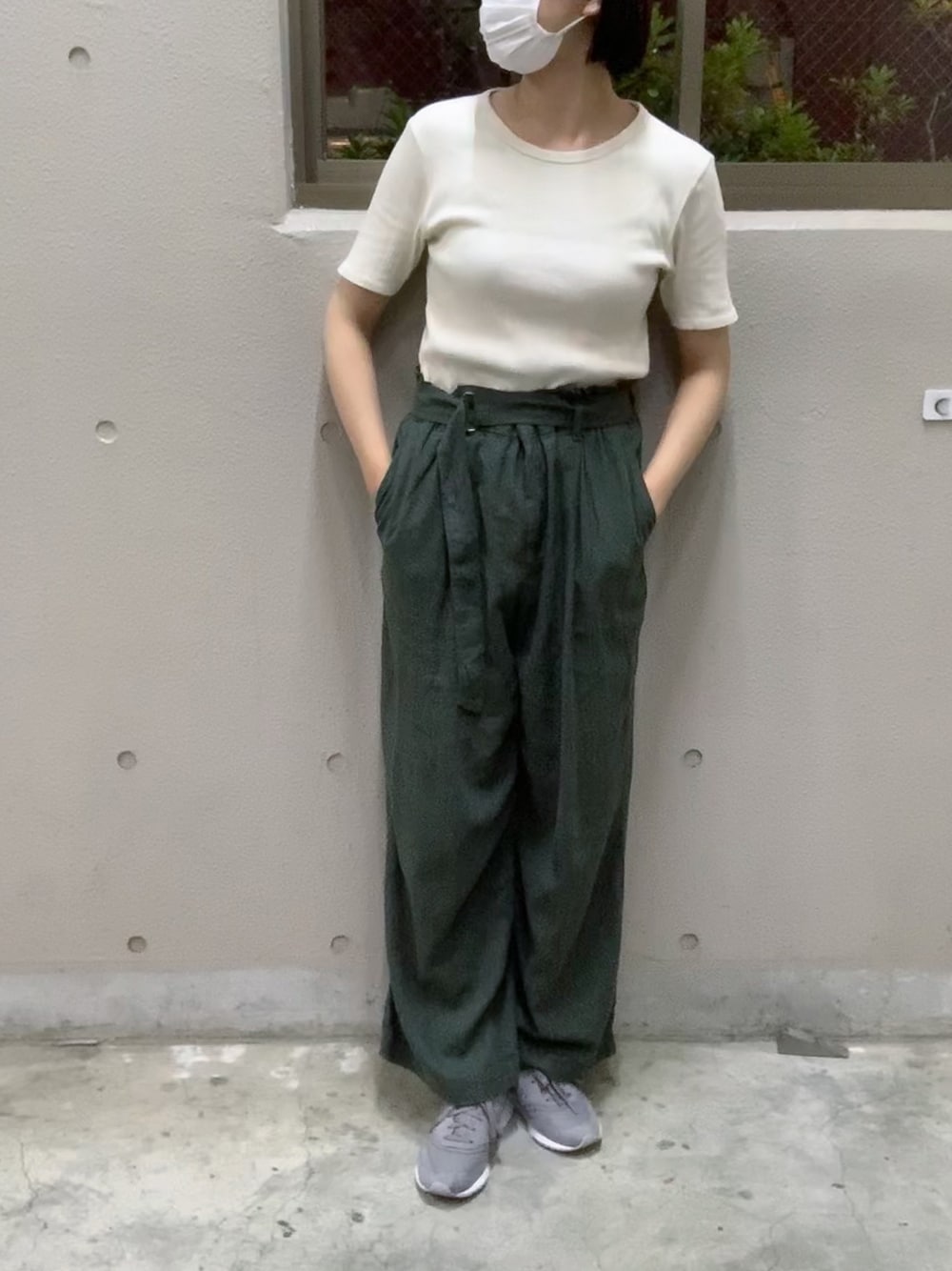 「プチプラコーデ、シンプルコーデ、通勤コーデ、UNIQLO、ユニクロ、New Balance、スニーカー」｜「UNIQLOのベルテッドリネンレーヨンワイドパンツ（丈長め74cm）（その他パンツ、グリーン系）」を使った、somaさん（レディース・167cm）の夏コーディネートの1枚目の写真
