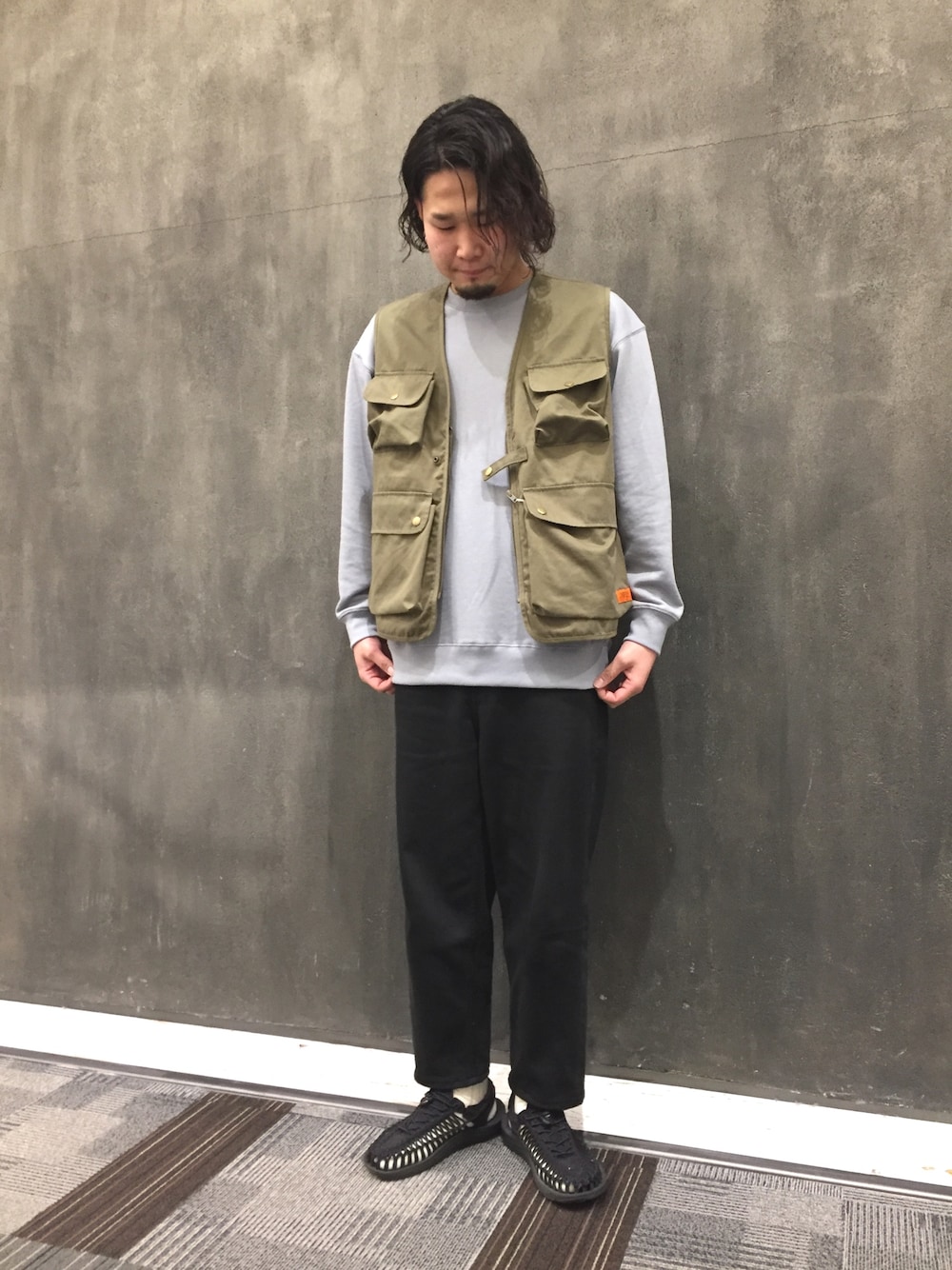 スウェットを使った「ワークベスト」のメンズ人気ファッション