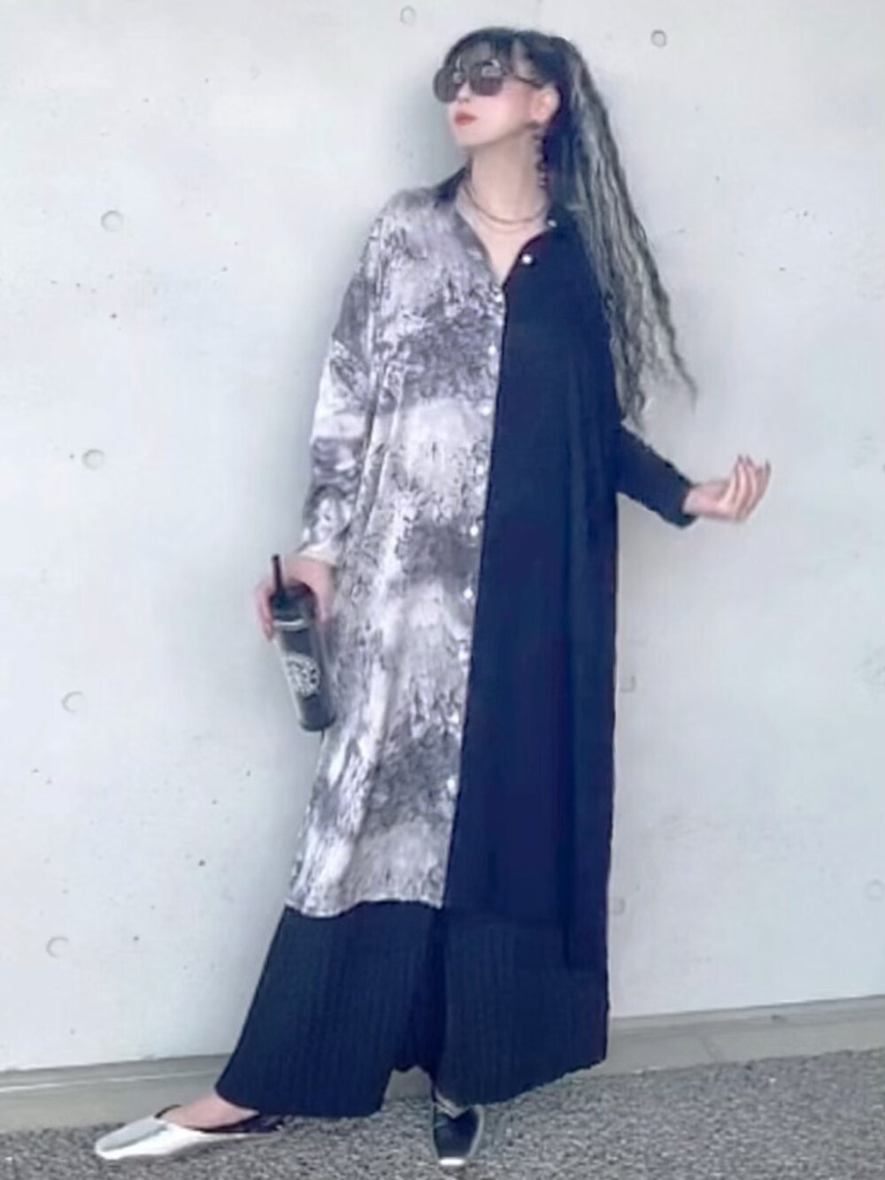 「シャツワンピ、プリーツパンツ、サルエルパンツ、スクエアトゥバブーシュ、2WAYバブーシュ、レースカバーソックス、モノトーン、モノトーンコーデ、シルバーアクセサリー、秋のマイ旬スタイル」｜「antiquaのロングシャツワンピ（シャツワンピース、ブラック系）」を使った、銀猫さん（レディース・168cm）の秋コーディネートの1枚目の写真