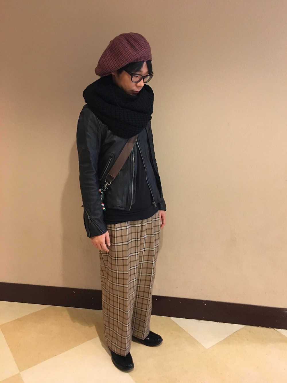 「秋、シンプルコーデ、ユニクロ、ワイドパンツ、赤、ライタースジャケット、スヌード、黒、チェック」｜「DETAILSの【DETAILS】DT-153-18-008/サークルニットスヌード（ストール/ショール、ブラック系）」を使った、たかぼんさん（メンズ・165cm）の秋コーディネートの1枚目の写真