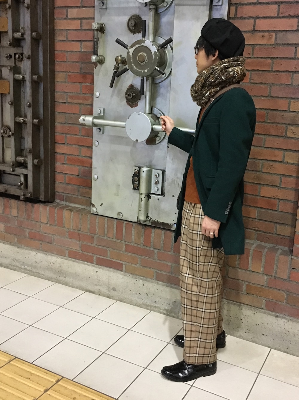 「秋冬、チェスターコート、グリーン、チェック、ワイドパンツ、ベレー帽、green label relaxing、Junred」｜「WEGOのWEGO/パネルベレー帽（ハンチング/ベレー帽、ブラック系）」を使った、たかぼんさん（メンズ・166cm）の秋コーディネートの1枚目の写真
