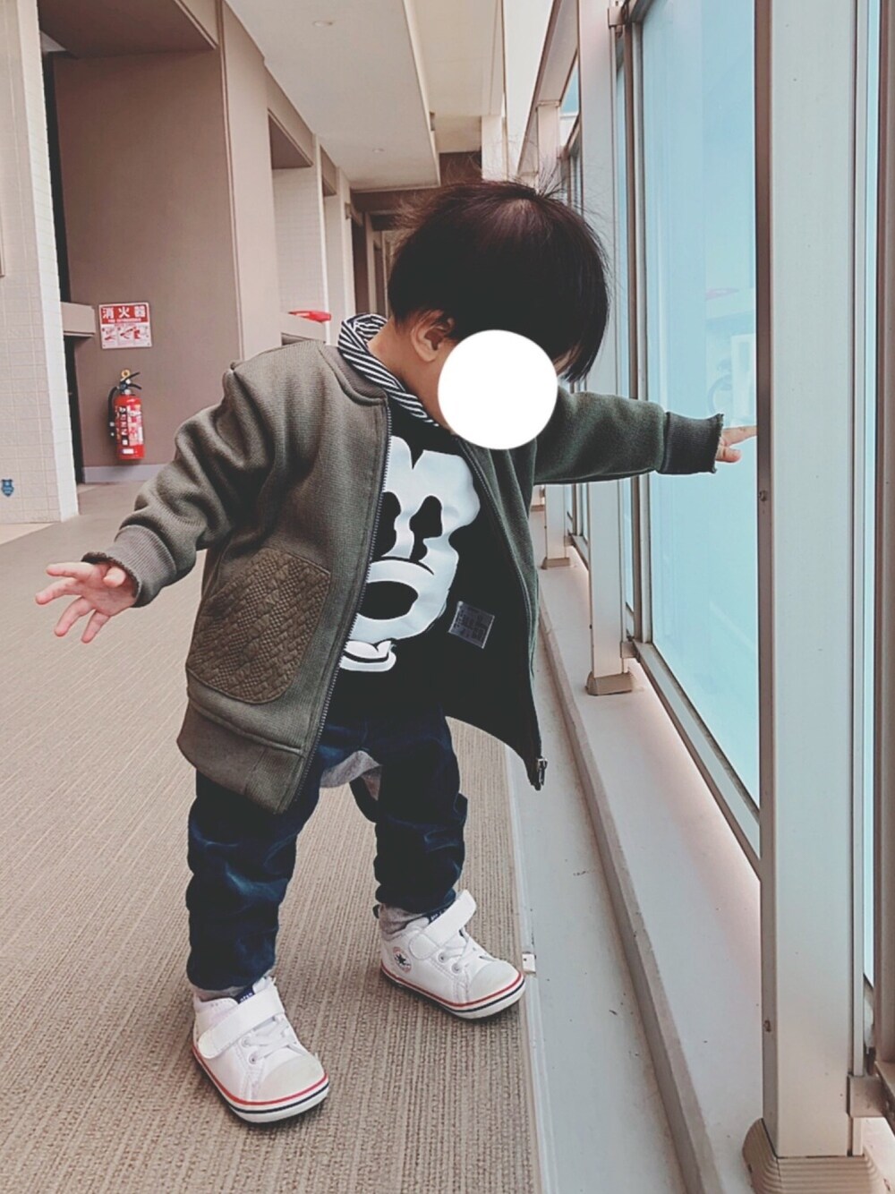 「プチプラ、ミッキー、ブルゾン、カーキ、西松屋、petit main、SHIPS、converse、1歳、男の子」｜「西松屋のアイテム（Tシャツ/カットソー、ブラック系）」を使った、suUuさん（キッズ・80cm）の春コーディネートの1枚目の写真