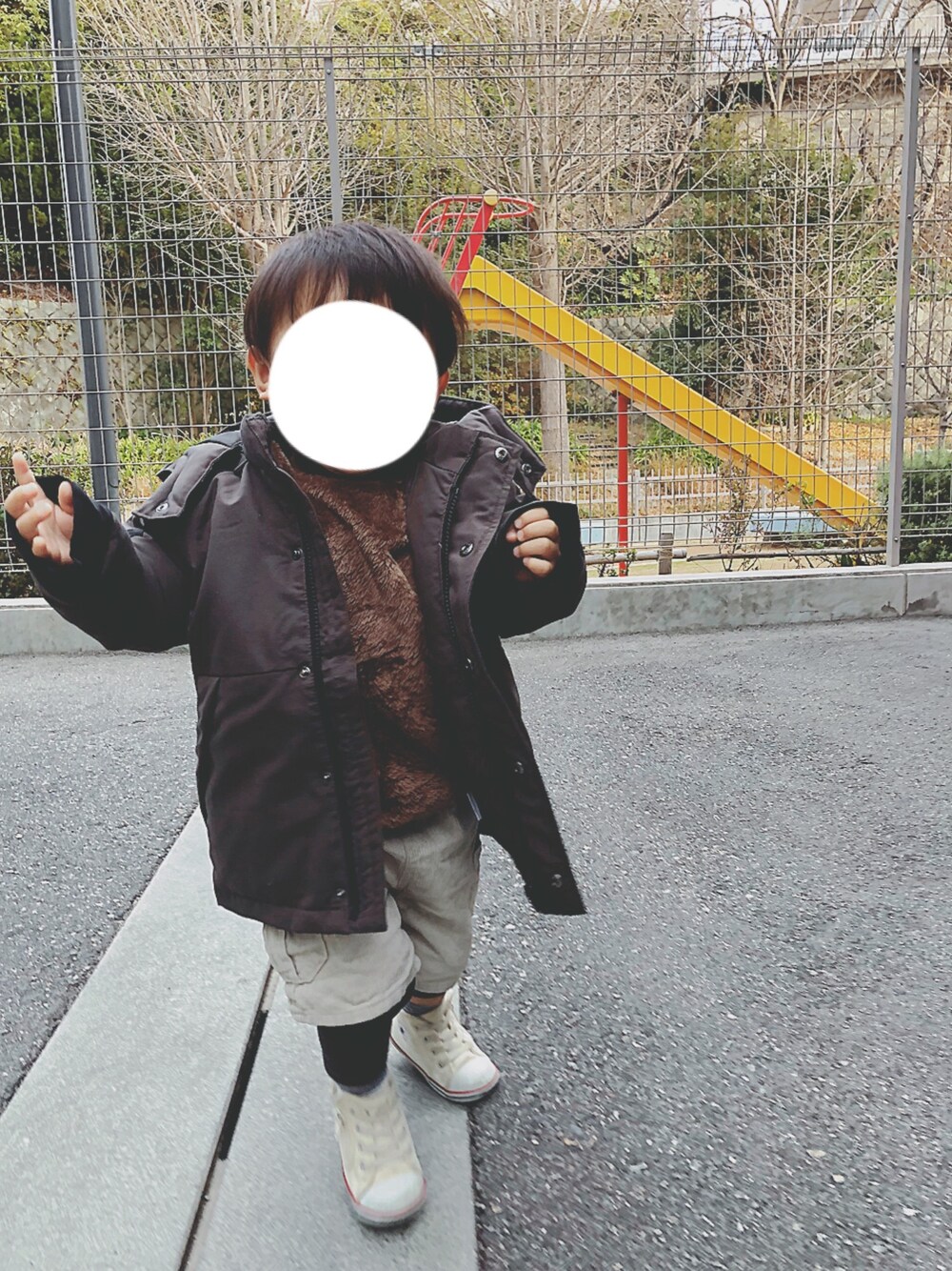 「冬コーデ、キッズコーデ、プティマイン、ダウンコート、コーデュロイ、2歳、男の子」｜「petit mainのハーフダウンジャケット（ダウンジャケット/コート、グレー系）」を使った、suUuさん（キッズ・80cm）の冬コーディネートの1枚目の写真