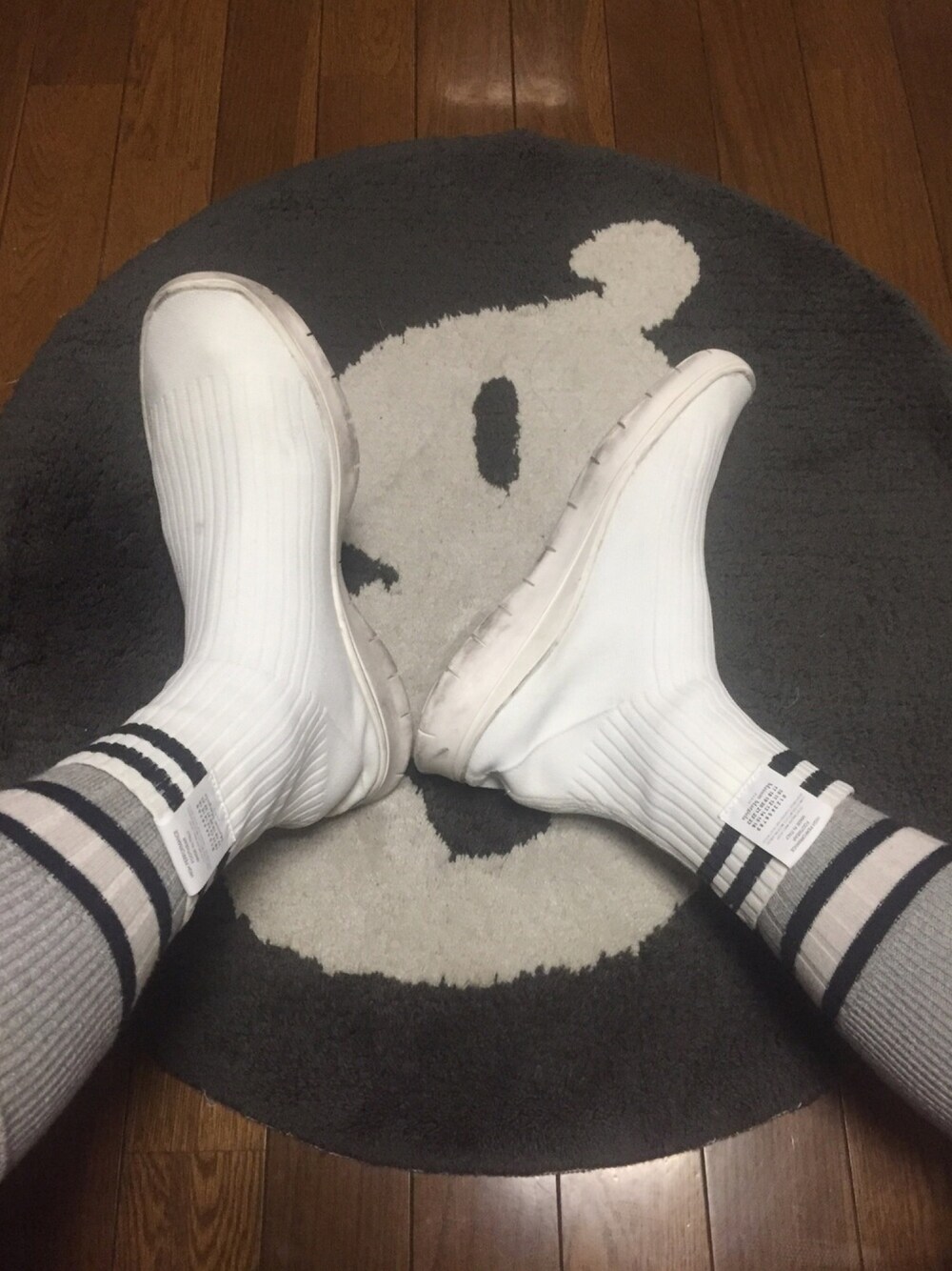 「メゾンマルジェラ、ソックススニーカー、足元倶楽部、ラグマット、GOODENOUGH、Maison Margiela」｜「Maison MargielaのMAISON MARGIELA Sneakers（スニーカー、ホワイト系）」を使った、♭5さん（メンズ・50cm）の春コーディネートの1枚目の写真