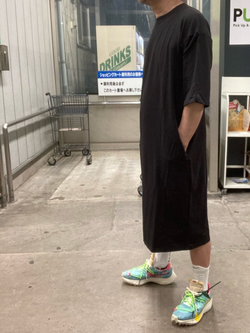 「スウェットワンピース、ビッグシルエット、off white、OFF-WHITE、vaporstreet」｜「classicalelfのポケット付きロング・マキシ丈ゆったりコットンワンピース（ワンピース、ブラック系）」を使った、♭5さん（メンズ・50cm）の夏コーディネートの1枚目の写真