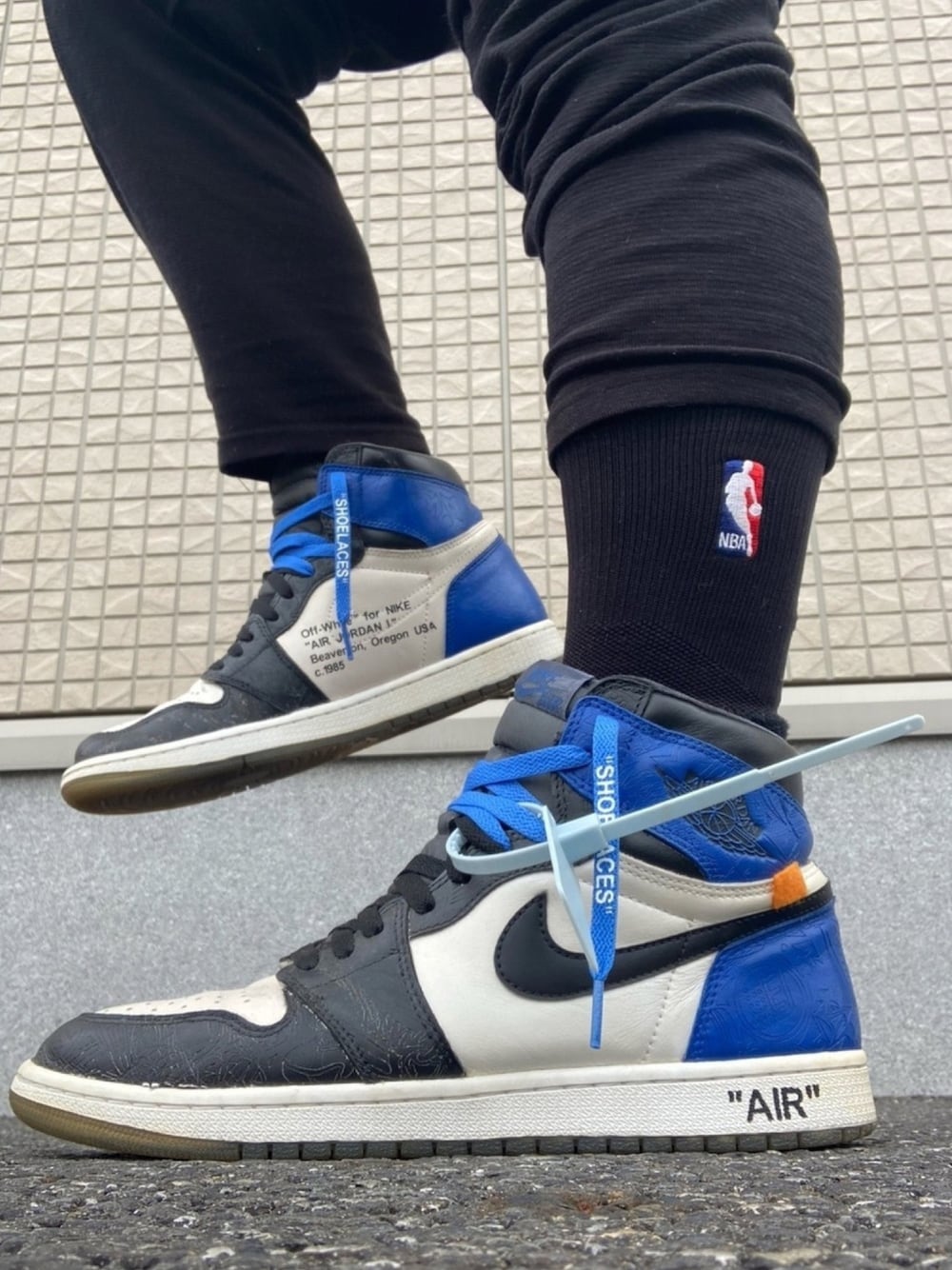 「AIR JORDAN、aj1、NBA、fragmentdesign、off white、OFF-WHITE、カスタムスニーカー、スニーカーカスタム」｜「AIR JORDANのアイテム（スニーカー、ブルー系）」を使った、♭5さん（メンズ・50cm）の冬コーディネートの1枚目の写真