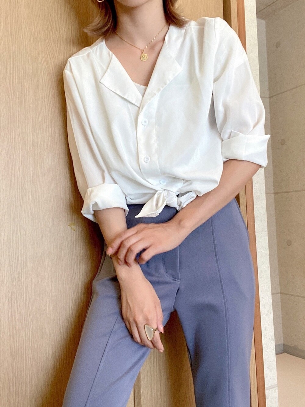 「オトナカジュアル、きれいめカジュアル、きれいめコーディネート、大人かわいい、くすみブルー、ブルー x ホワイト、白ブラウス、お仕事スタイル、お仕事コーデ、ゴールドアクセ」｜「no brandのアイテム（シャツ/ブラウス、ホワイト系）」を使った、nishi_ayaさん（レディース・156cm）の秋コーディネートの1枚目の写真
