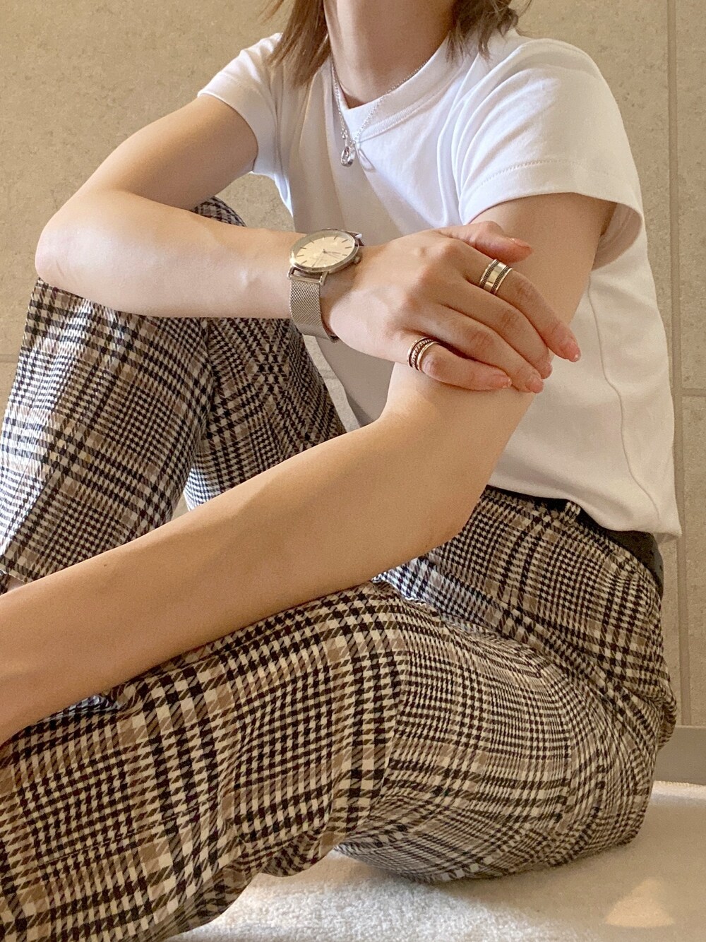「ブラウンチェック、チェックパンツ ブラウン、チェックパンツ、シンプルコーデ、白シャツ、白T、シルバーアクセサリー、続々！秋服、秋色、秋のブラウンスタイル」｜「BEAMSのアイテム（スラックス、ブラウン系）」を使った、nishi_ayaさん（レディース・156cm）の秋コーディネートの1枚目の写真