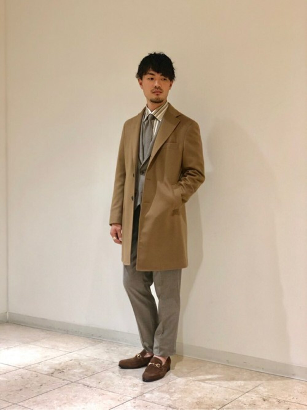 ベージュ系のセットアップ、ベージュ系のシャツ/ブラウス、グレー系のネクタイを着用したメンズの秋コーディネートの1枚目の写真