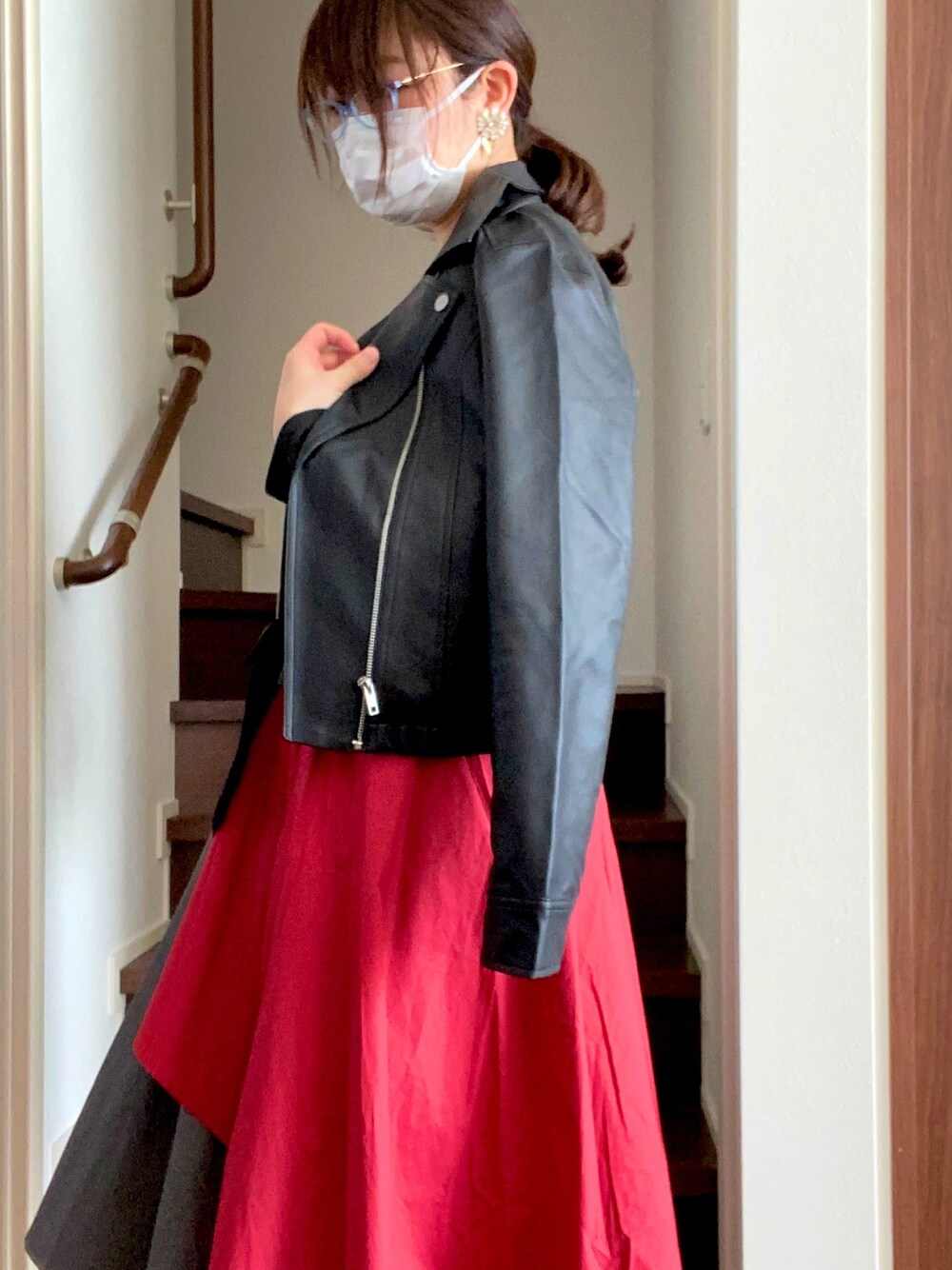 「キレイめコーデ、低身長、ママコーデ、30代、ライダースジャケット、オトナ女子、カラースカート、大人コーデ、産後」｜「i.Rinaのアイテム（ライダースジャケット、ブラック系）」を使った、Mariさん（レディース・152cm）の春コーディネートの1枚目の写真