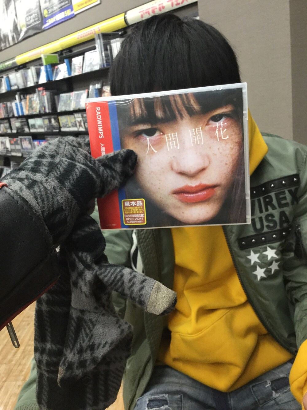 「シンプル、大人コーデ、プチプラコーデ、ストリート、スキニーデニム、春コーデ、コンバース、vintage、ダメージデニムパンツ」｜「Gosha Rubchinskiyのアイテム（パーカー、イエロー系）」を使った、れいさん（メンズ・176cm）の冬コーディネートの1枚目の写真