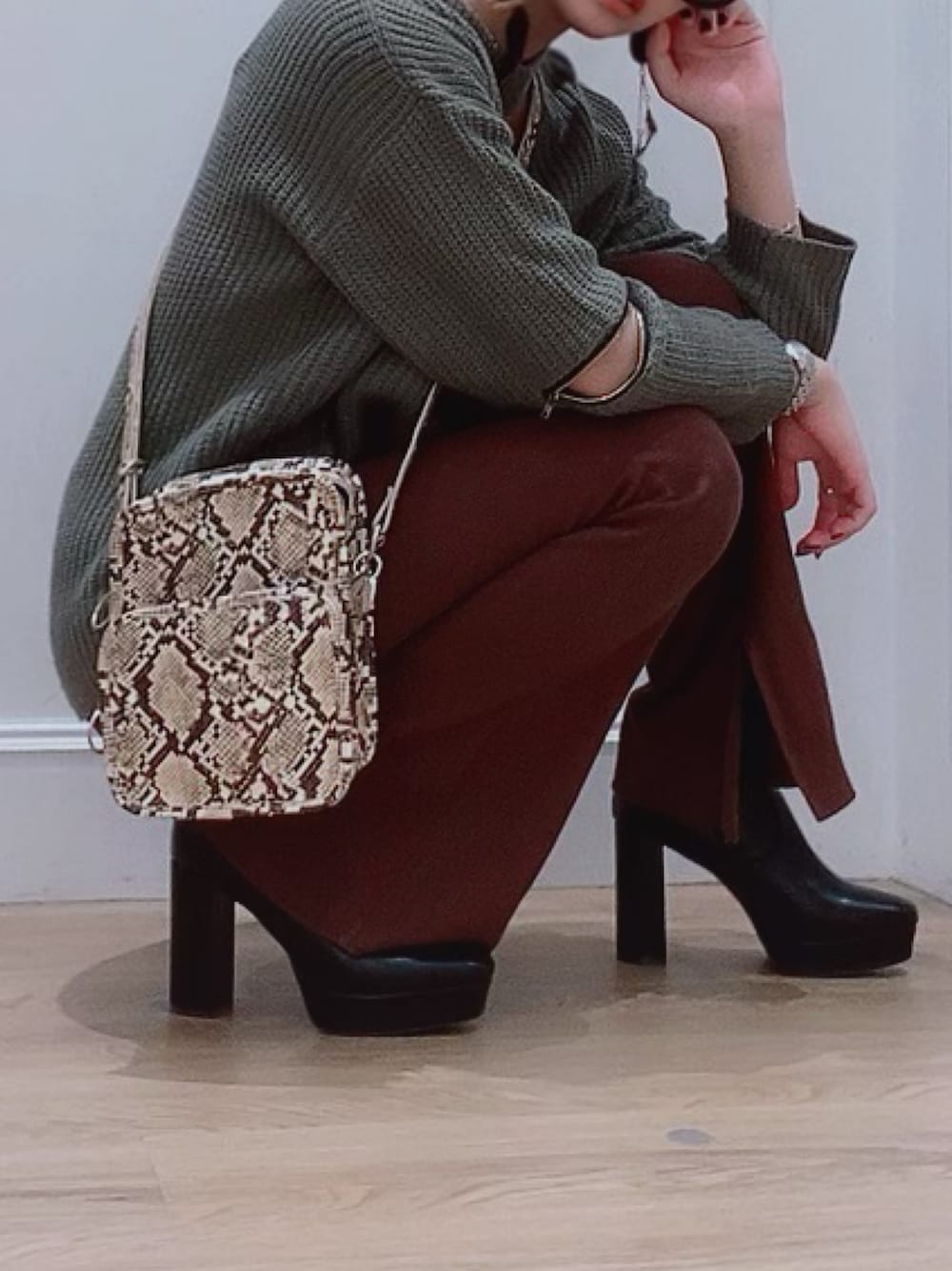 「アースカラー」｜「AZUL by moussyのTERECO FLARE PANTS/テラコフレアパンツ（その他パンツ、ブラウン系）」を使った、Manaさん（レディース・152cm）の春コーディネートの1枚目の写真