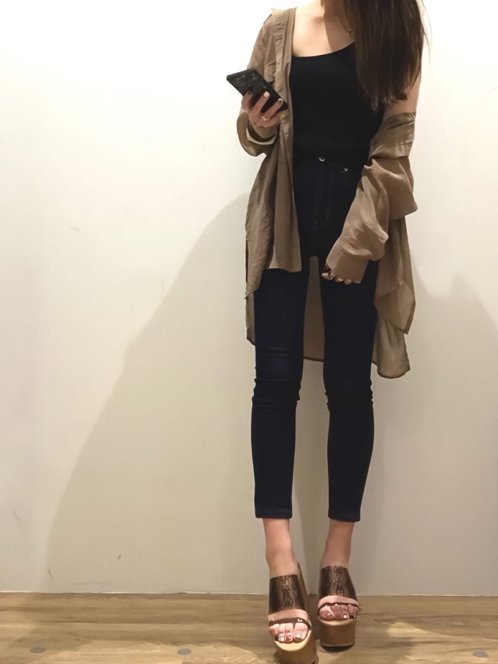 「厚底サンダル、シアーシャツ、スキニーデニム、プチプラコーデ、ワンショルダー、パイソン柄」｜「MOUSSYのHW Rebirth BLACK SKINNY（デニムパンツ、ブラック系）」を使った、Manaさん（レディース・152cm）の夏コーディネートの1枚目の写真