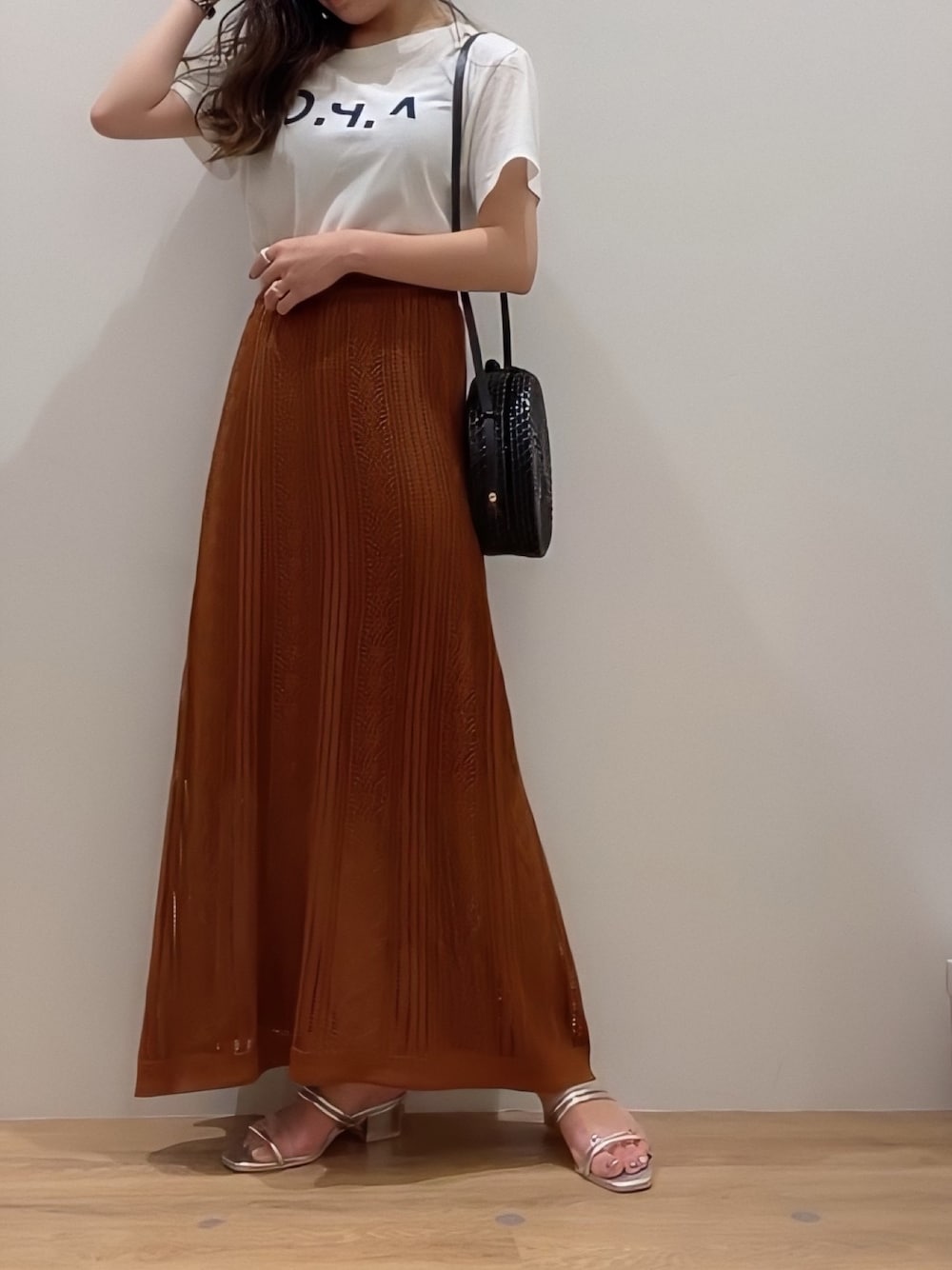 「オトナカジュアル、ゆるコーデ、カジュアル、テラコッタ、シルバー、フェミニン、Tシャツ、APC、プチプラ」｜「Availのアイテム（スカート、ブラウン系）」を使った、Manaさん（レディース・152cm）の夏コーディネートの1枚目の写真