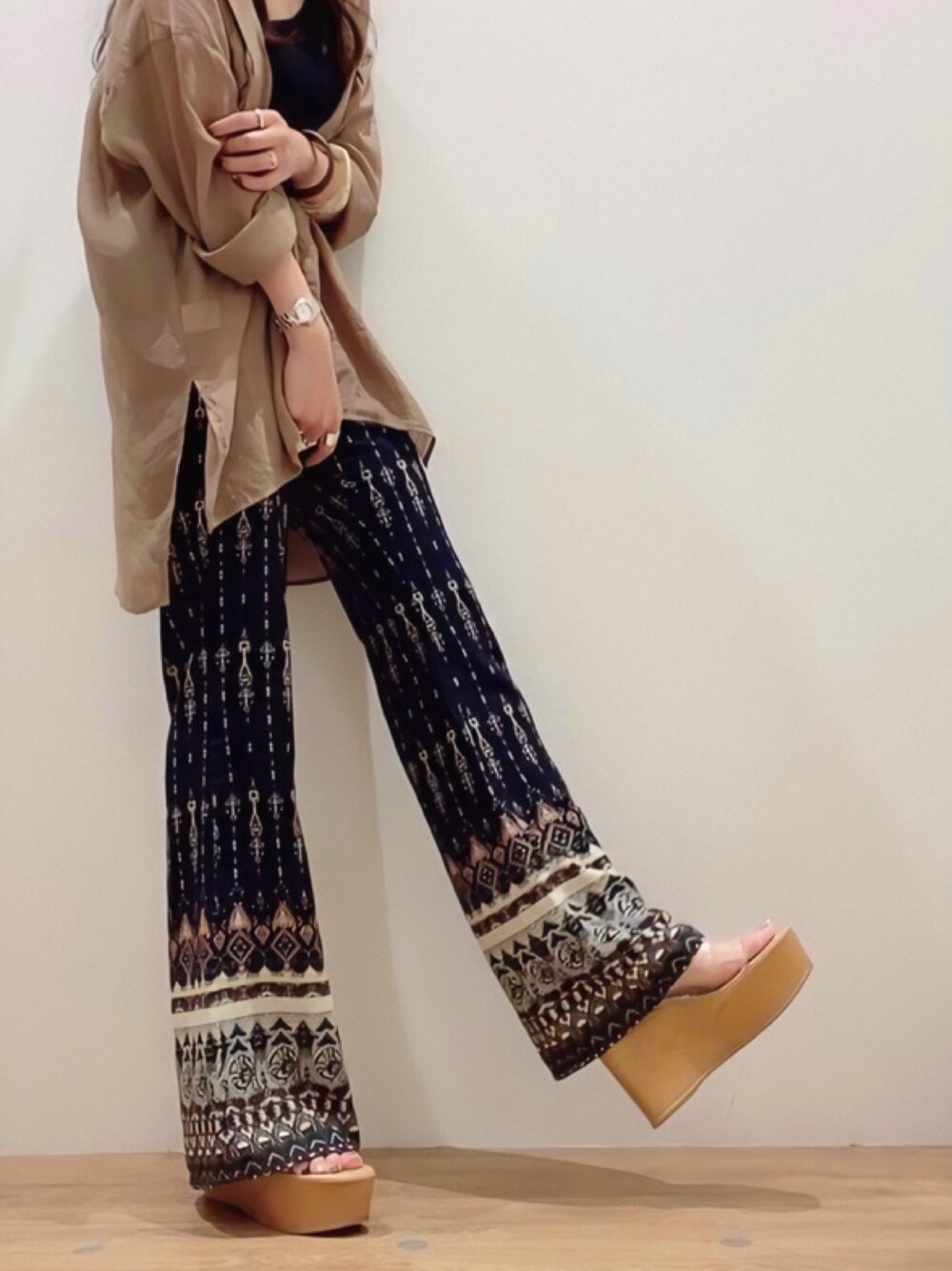 「ナチュラル、低身長、厚底サンダル、クリアミュール、柄パンツ、ネイビー×キャメル、大人コーデ、サンダル、おしゃれさんと繋がりたい、ベージュコーデ」｜「EGOISTのエスニック柄スリムフレアPT（その他パンツ、ブルー系）」を使った、Manaさん（レディース・152cm）の夏コーディネートの1枚目の写真