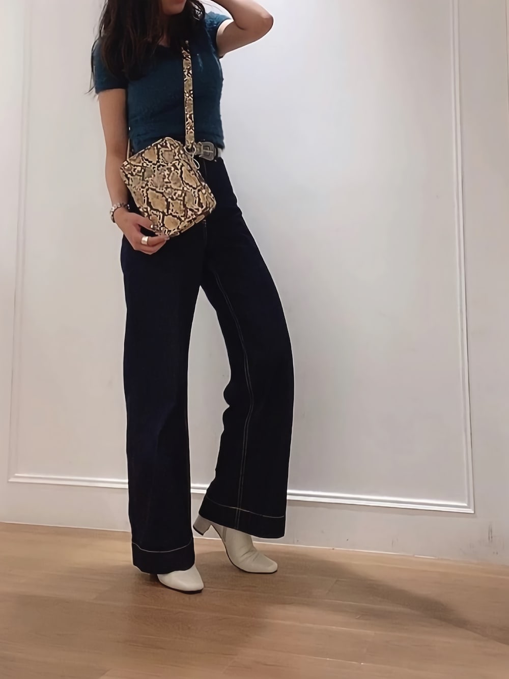 「パンツスタイル、デニムパンツ、シャギーニット、今日のコーデ、ホワイトブーツ」｜「AZUL by moussyのDARTS DENIM WIDE/ダーツデニムワイド（デニムパンツ、ブルー系）」を使った、Manaさん（レディース・152cm）の秋コーディネートの1枚目の写真