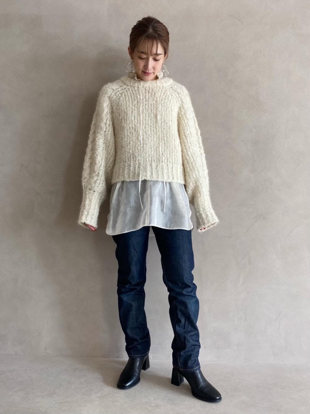 ホワイト系のシャツ/ブラウス、ホワイト系のニット/セーター、シルバー系のアナログ腕時計を着用したレディースの秋コーディネートの1枚目の写真