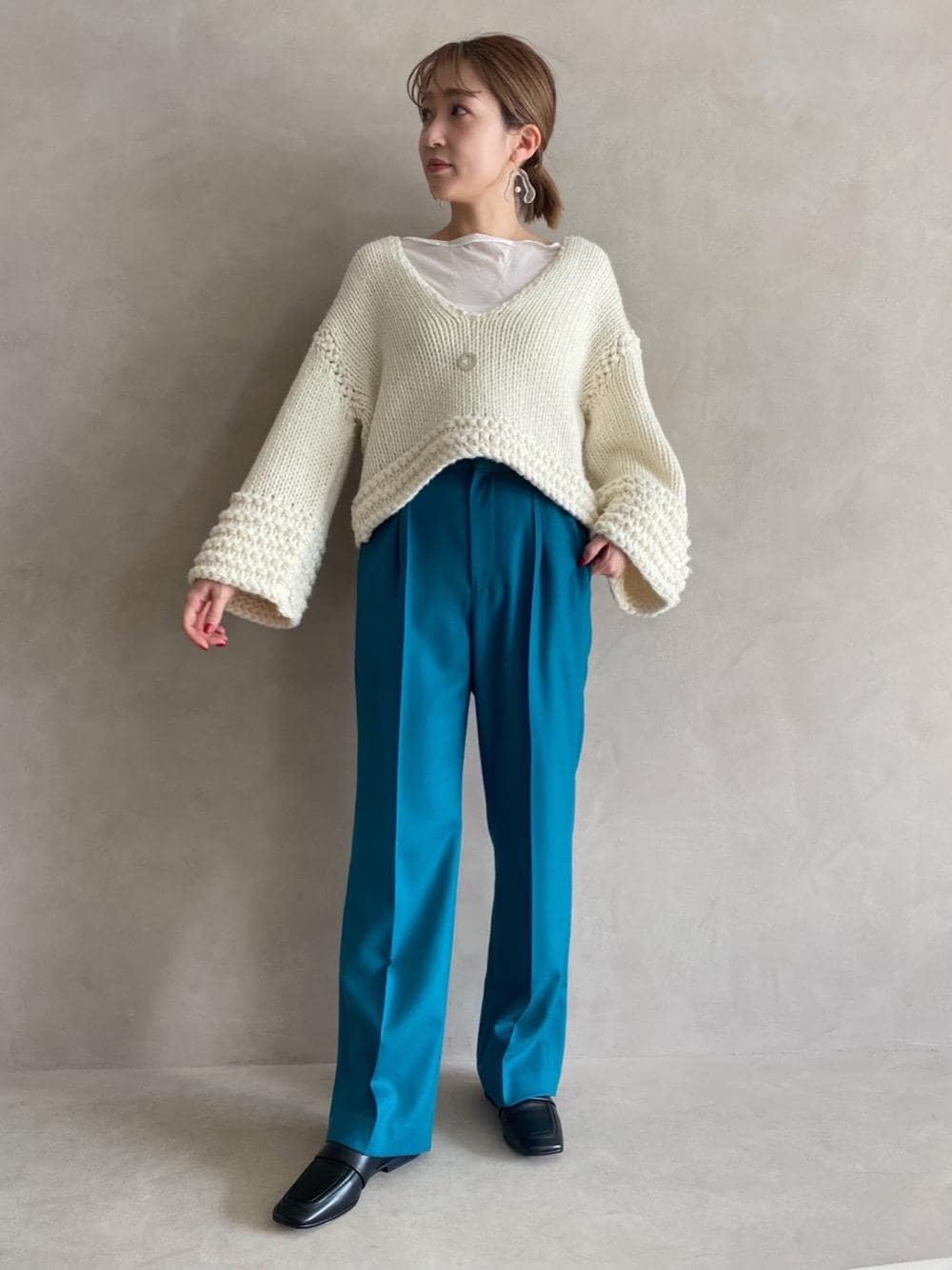 グリーン系のその他パンツ、ブラック系のローファー、ホワイト系のTシャツ/カットソーを着用したレディースの秋コーディネートの1枚目の写真
