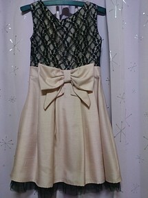 Rewde | これは後ろ。腰にリボン。
結婚式の二次会に着て行った物。

(ドレス)