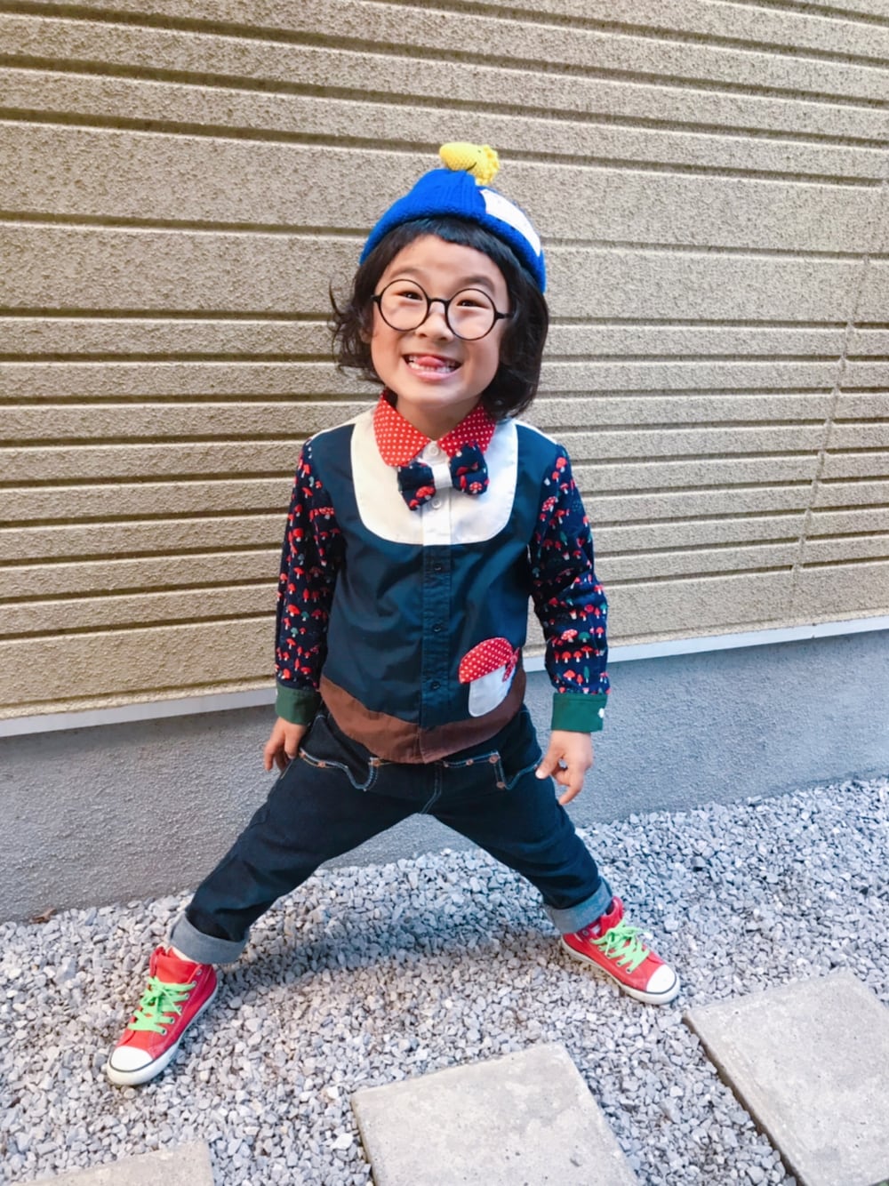 「アイラブCONVERSE、シャツスタイル、にらめっこーで、ワンウォッシュデニム、デニムパンツ、ニット帽、スヌーピー、ウッドストック、ロールアップ、コンバース」｜「BOOFOOWOOのニットキャップWoodstock（ニットキャップ/ビーニー、ブルー系）」を使った、ちけぱるさん（キッズ・110cm）の冬コーディネートの1枚目の写真