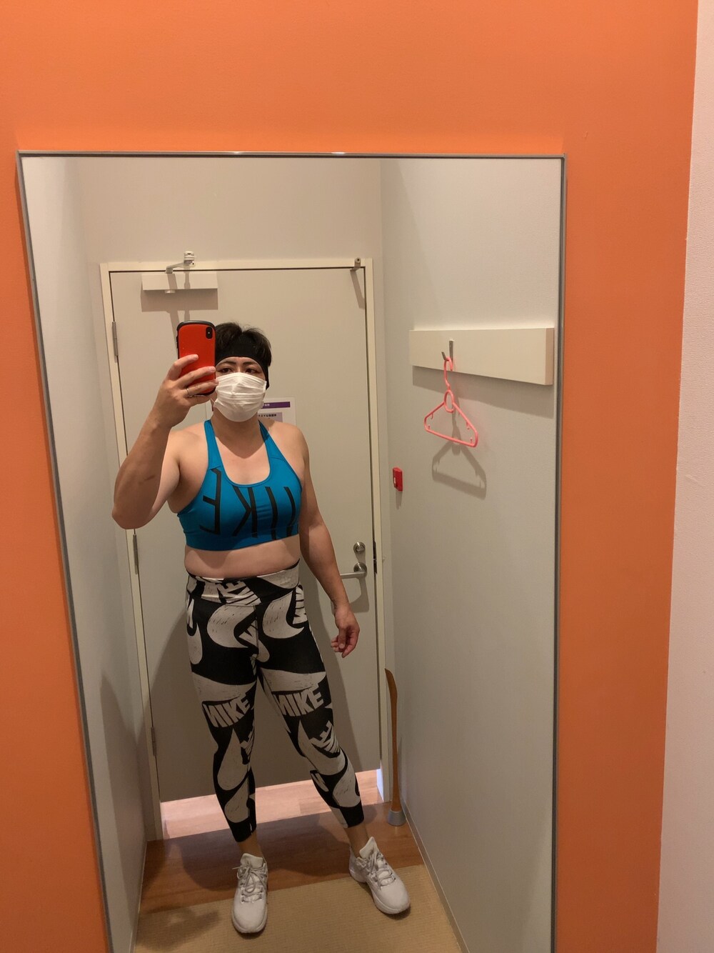 ブルー系のタンクトップ、ホワイト系のスニーカー、ブラック系のレギンス/スパッツを着用したメンズの秋コーディネートの1枚目の写真