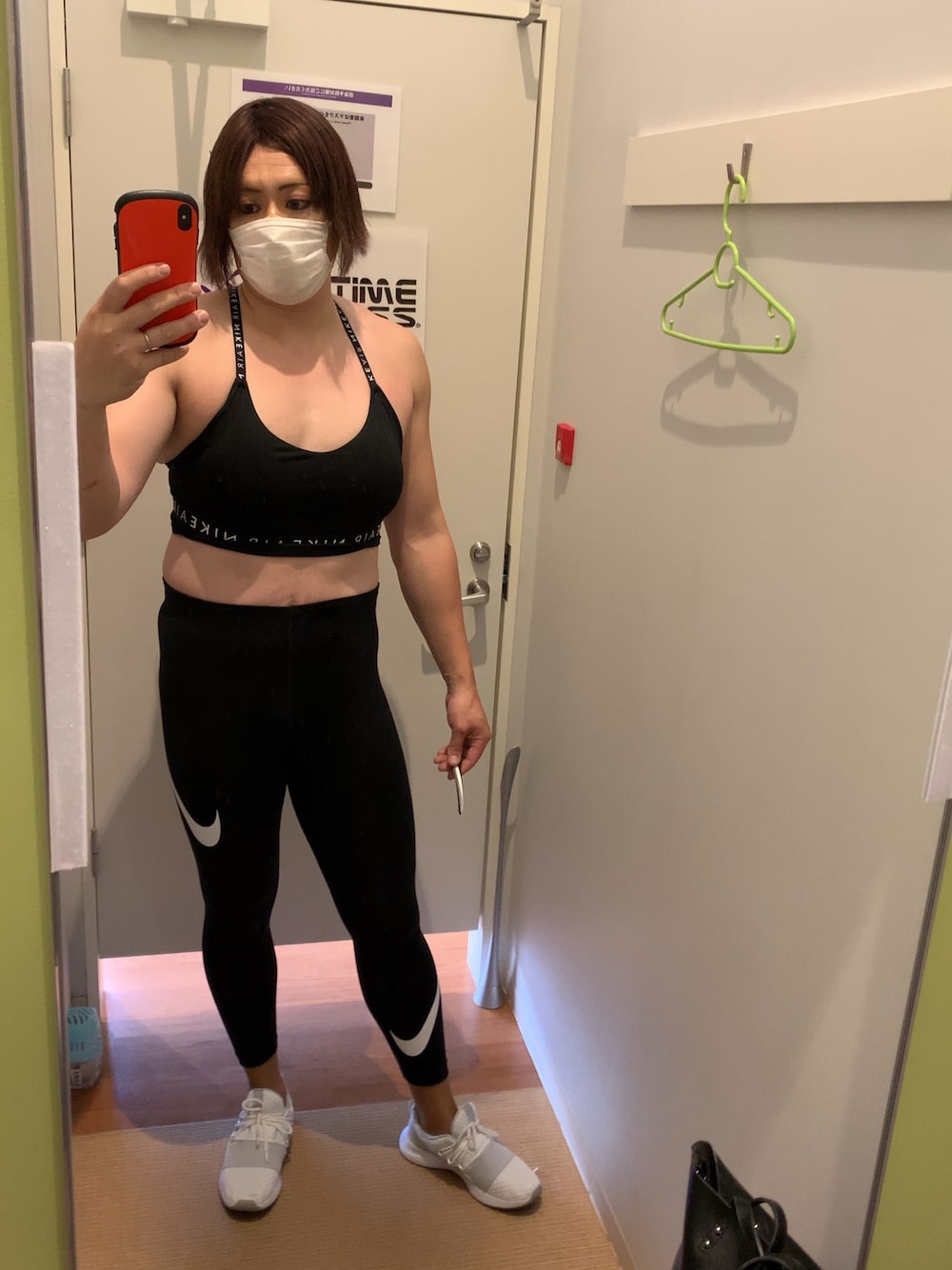 ブラック系のタンクトップ、ブラック系のレギンス/スパッツを着用したメンズの秋コーディネートの1枚目の写真