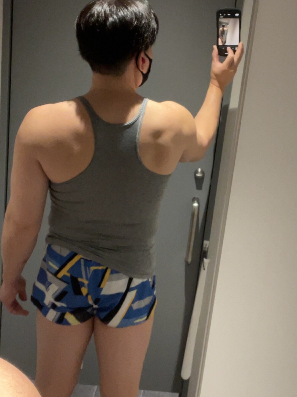 グレー系のタンクトップを着用したメンズの冬コーディネートの1枚目の写真