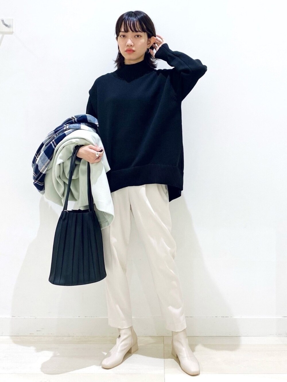 「しりとりユナコーデ、GLOBAL WORK、スクエアトゥ、ハイネック、休日スタイル、マフラー、テーパードパンツ、ショートブーツ、プリーツバッグ、ロングコート」｜「IG @__yunaaaaaaのインスタフォローしてね💙💙（その他、その他）」を使った、yunaさん（レディース・165cm）の冬コーディネートの1枚目の写真
