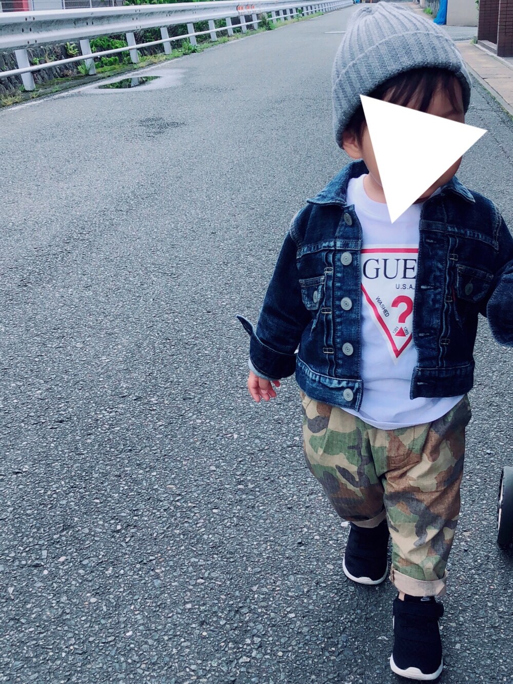 「キッズコーデ、guess、おしゃれさんと繋がりたい、男の子コーデ、1歳児、カムチャットアンドクロゼット(COMECHATTO&CLOSET)、カモフラ、デニムジャケット」｜「COMECHATTO&CLOSETのデニムジャケット（デニムジャケット、ブルー系）」を使った、iii-kun☺︎★さん（キッズ・90cm）の春コーディネートの1枚目の写真