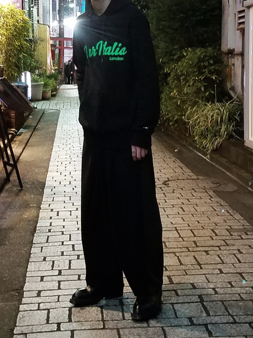 「sacai、LAD MUSICIAN、EYTYS、おしゃれさんと繋がりたい、きれいめカジュアル、ワイドパンツ、パーカー、オールブラック、ゆるコーデ、いいね、save、フォローお願いします🤑」｜「Sacaiのアイテム（パーカー、ブラック系）」を使った、たておさん（メンズ・170cm）の冬コーディネートの1枚目の写真