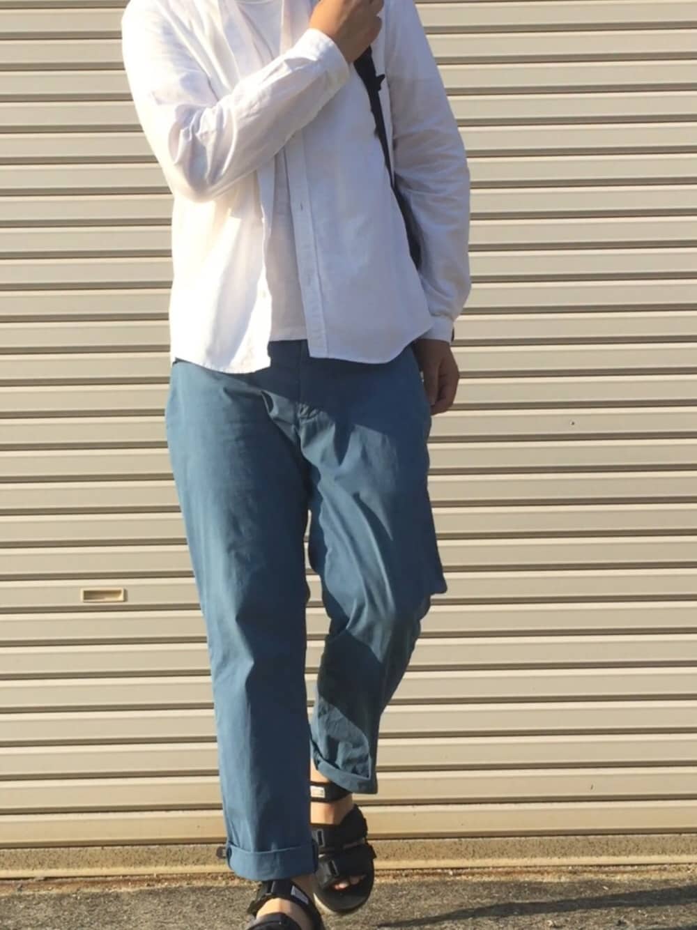 ホワイト系のシャツ/ブラウス、ブルー系のその他パンツ、ブルー系のサンダルを着用したメンズの夏コーディネートの1枚目の写真