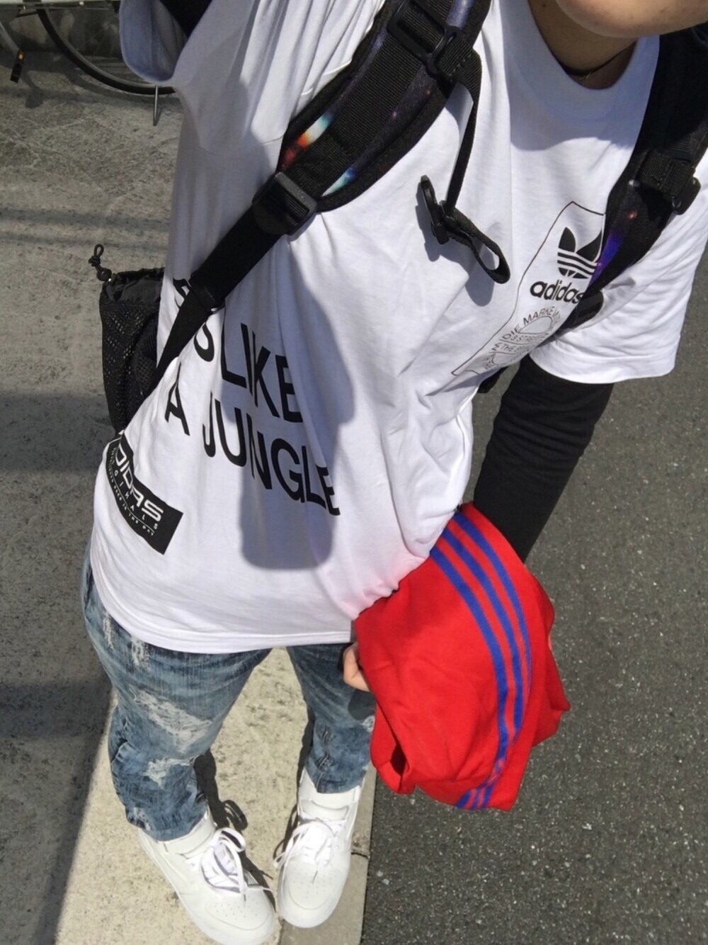 ホワイト系のTシャツ/カットソー、レッド系のジャージ、ブルー系のデニムパンツを着用したレディースの春コーディネートの1枚目の写真