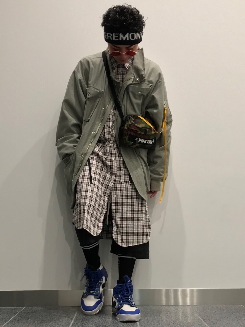 ベージュ系のシャツ/ブラウス、グリーン系のミリタリージャケット、ブルー系のスニーカーを着用したメンズの秋コーディネートの1枚目の写真