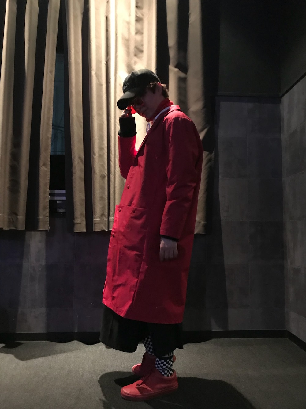 レッド系のジャケット/アウター、ブラック系のその他パンツ、レッド系のスニーカーを着用したメンズの冬コーディネートの1枚目の写真