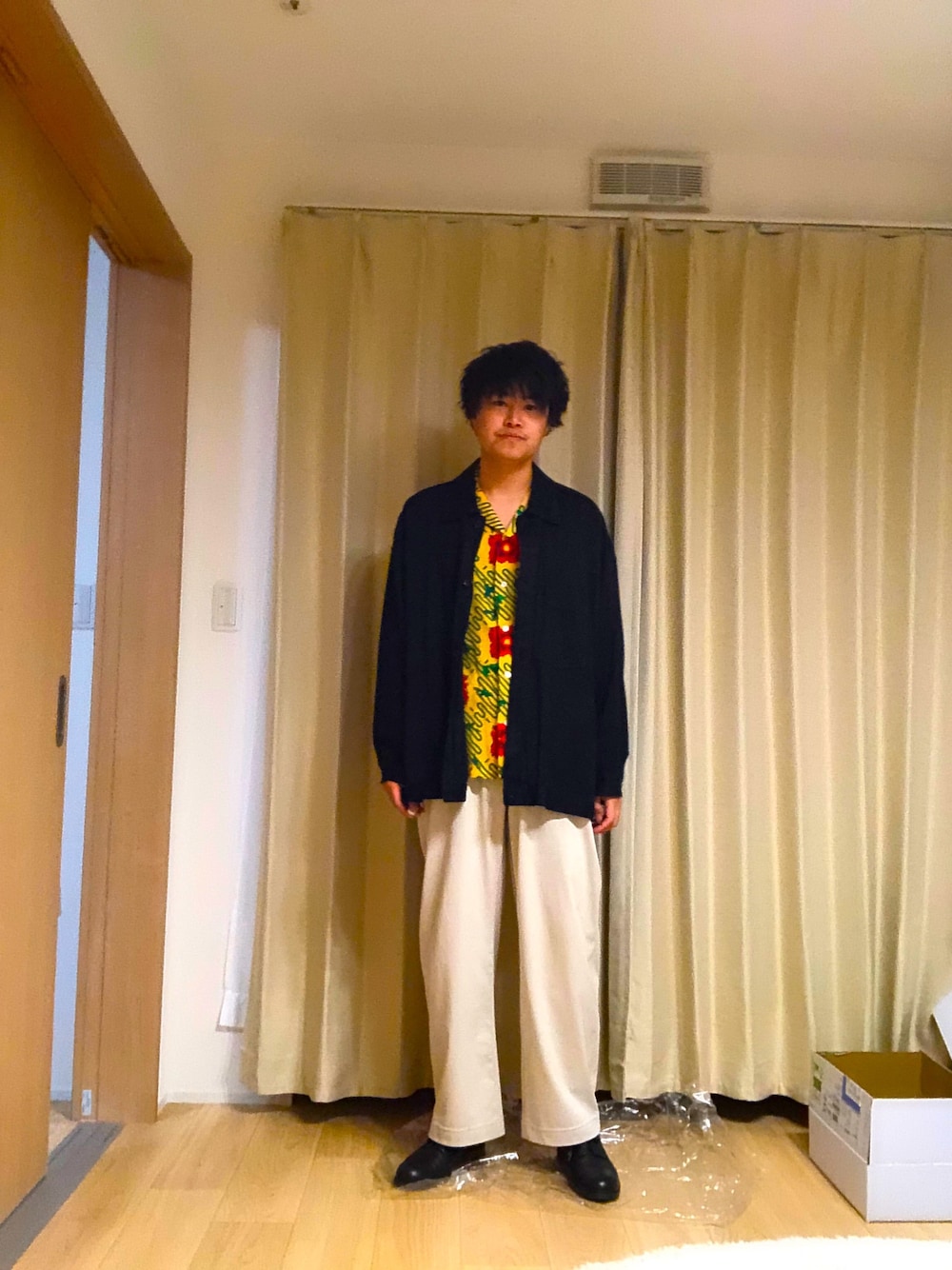 「春コーデ、オトナカジュアル、ゆるコーデ、白パンツコーデ、柄シャツ、革靴、相互フォロー、フォローミー」｜「Badhiyaのアイテム（カバーオール、ブラック系）」を使った、takumix0102さん（メンズ・175cm）の春コーディネートの1枚目の写真