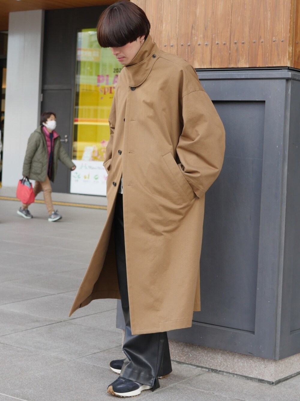 「春アウター、コート、ブラウン色に染まれ、ブラウン、レザーパンツ、スニーカー、春コーデ、大人コーデ、ユニクロ、オーバーサイズ」｜「VOAAOVのアイテム（ステンカラーコート、ブラウン系）」を使った、KOUSEIさん（メンズ・270cm）の冬コーディネートの1枚目の写真