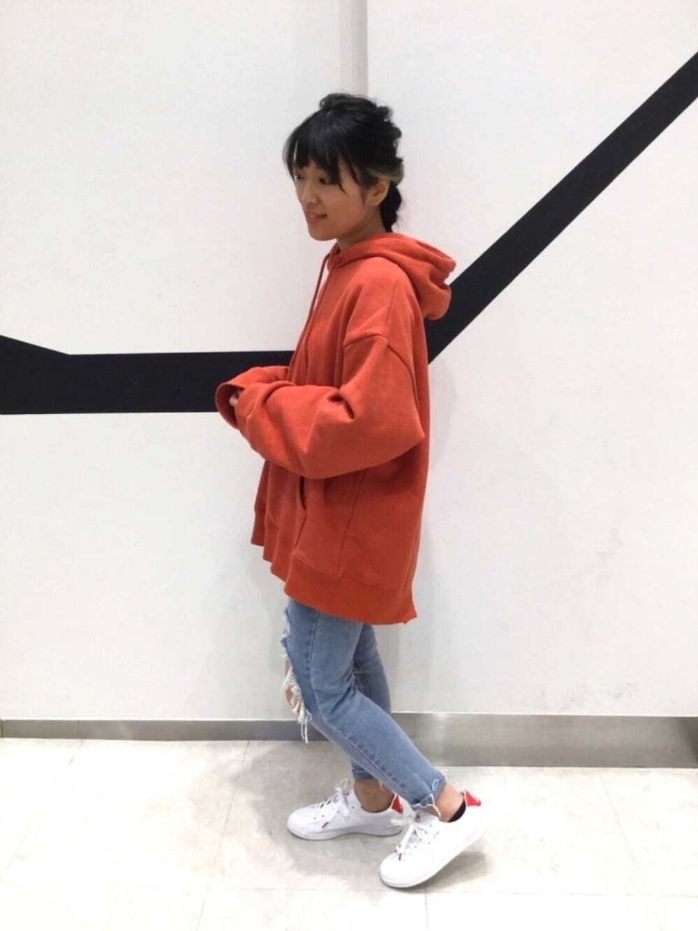 「ビッグシルエット、大人カジュアル、ORiental TRaffic(ORiental TRaffic)、春コーデ、le coq sportif、9003」｜「ORiental TRafficのle coq sportif×ORiental Traffic★ホワイトスニーカー★9003（スニーカー、レッド系）」を使った、ORientalTRaffic 京阪モール店さん（レディース・156cm）の冬コーディネートの1枚目の写真
